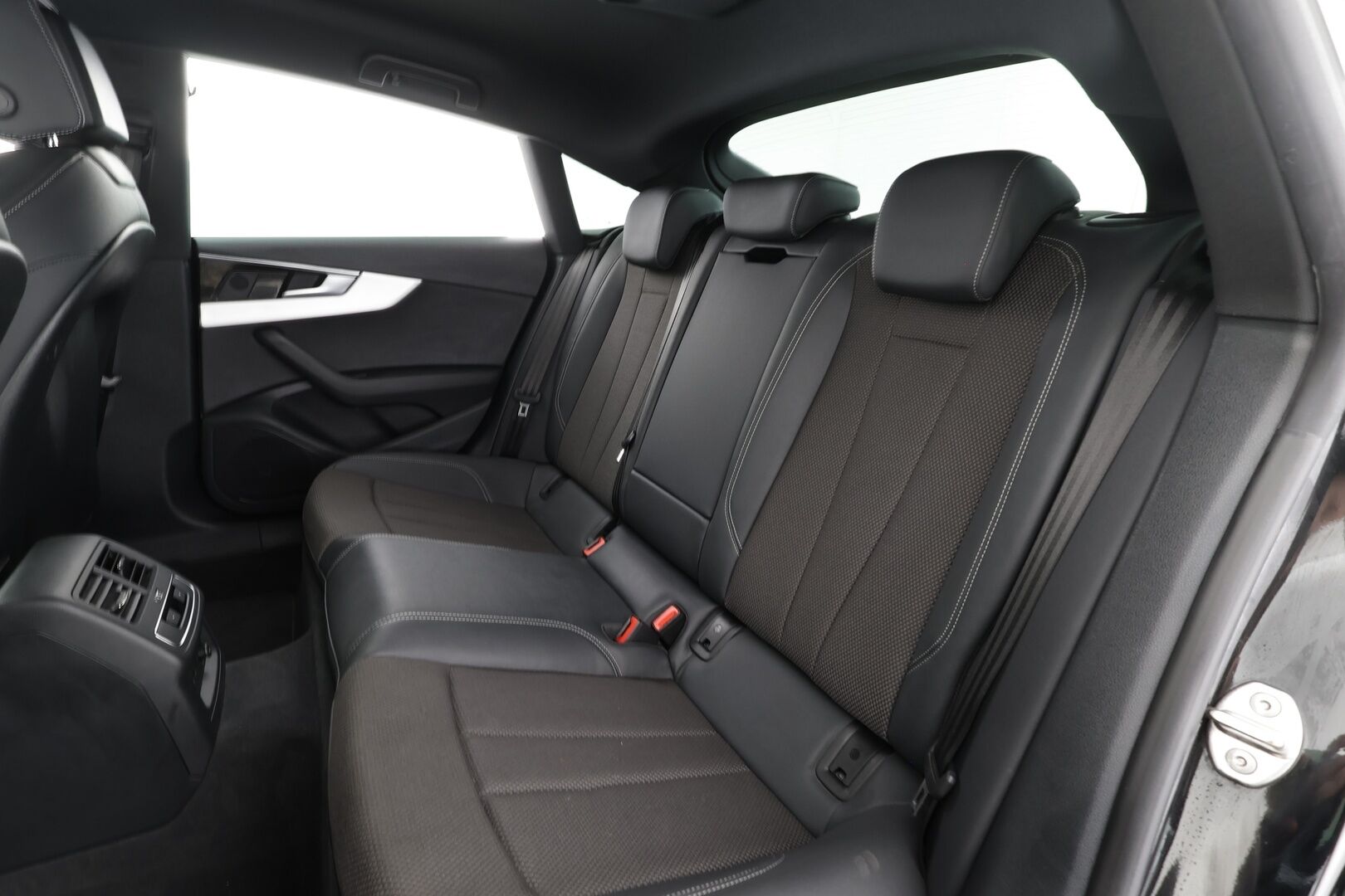 Audi A5 2022 Sportback Business Advanced 35 TFSI MHEV S tronic* Facelift / Matrix LED / Koukku / Webasto / P.kamera / Sporttipenkit - 1.Om Suomi auto / 2x renkaat alumiini vanteilla - HULLU BLACKWEEK KORKOTARJOUS 2,49%