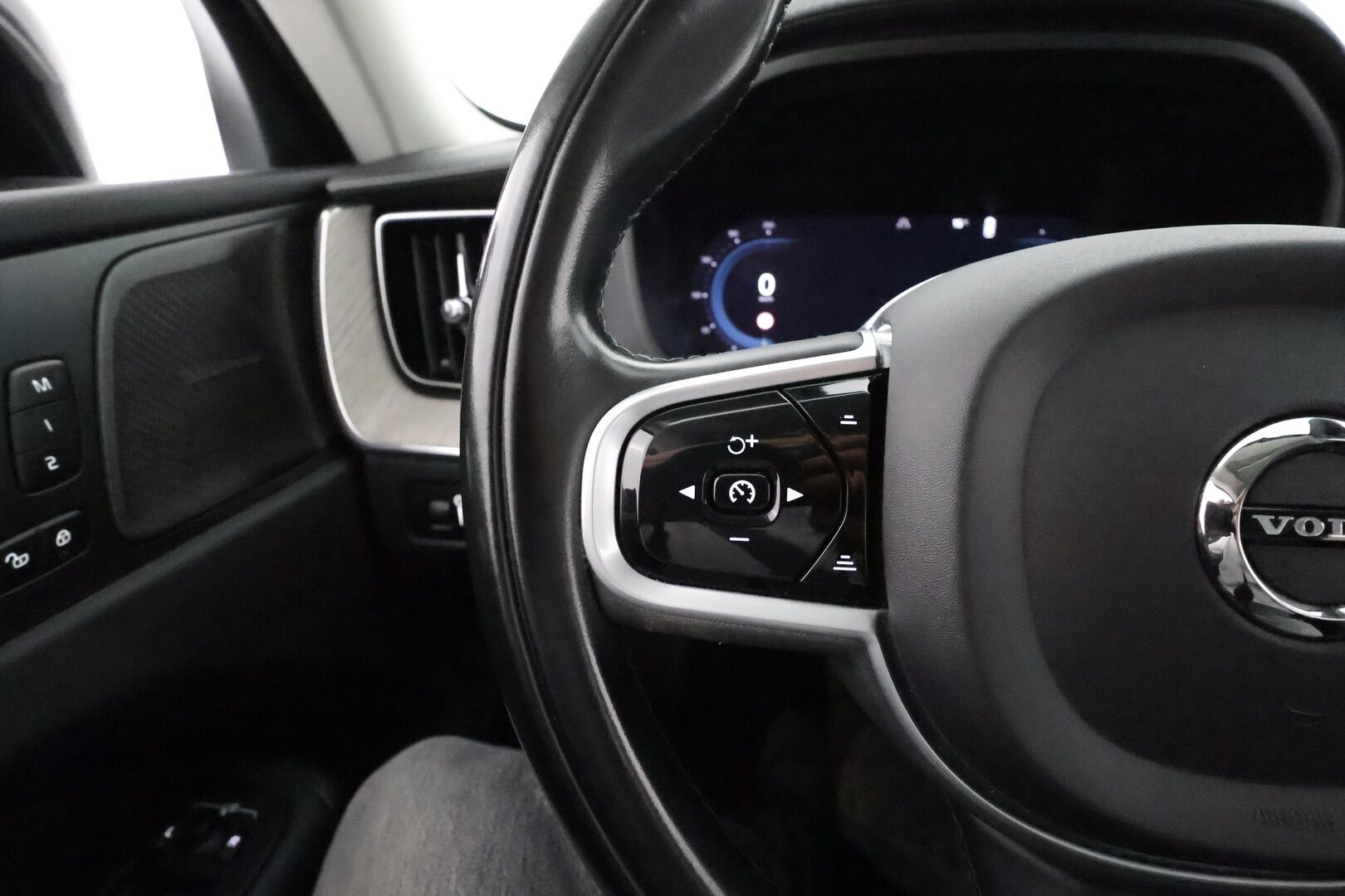 Volvo XC60 2022 T6 TwE AWD Business Inscription aut **Panorama / Koukku / Adapt.Vakkari / P.kamera / Sporttipenkki Muistilla** - 3,99 % KORKOTARJOUS TÄHÄN AUTOON - 31.5. ASTI! - 1.Om Suomi-auto / Harman/Kardon / LED-valot / Google Maps / Kaistavahti / KeylessGO / 2x Renkaat