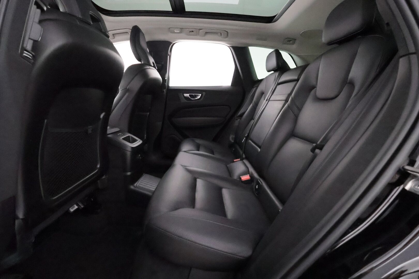 Volvo XC60 2022 T6 TwE AWD Business Inscription aut **Panorama / Koukku / Adapt.Vakkari / P.kamera / Sporttipenkki Muistilla** - 3,99 % KORKOTARJOUS TÄHÄN AUTOON - 31.5. ASTI! - 1.Om Suomi-auto / Harman/Kardon / LED-valot / Google Maps / Kaistavahti / KeylessGO / 2x Renkaat