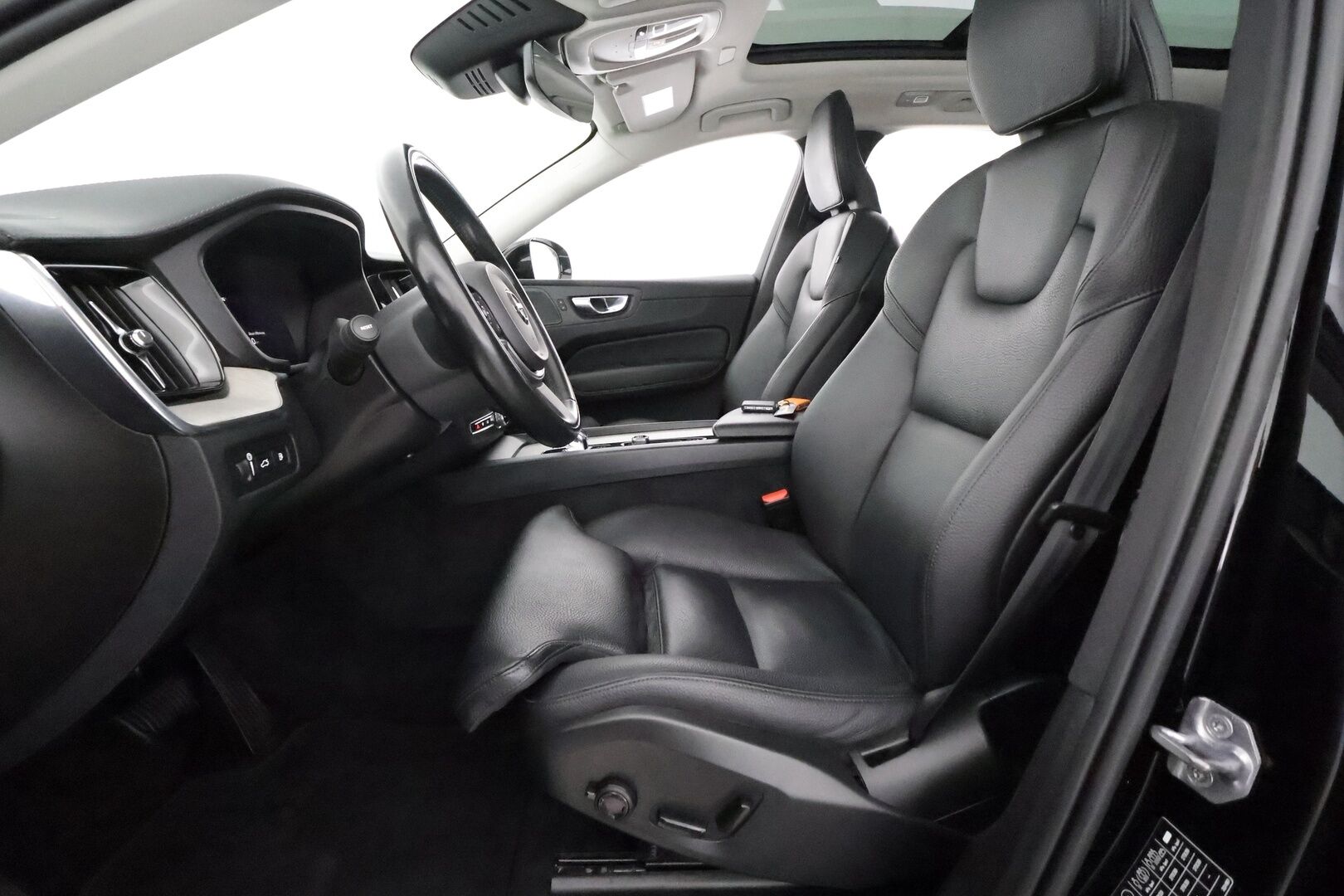 Volvo XC60 2022 T6 TwE AWD Business Inscription aut **Panorama / Koukku / Adapt.Vakkari / P.kamera / Sporttipenkki Muistilla** - 3,99 % KORKOTARJOUS TÄHÄN AUTOON - 31.5. ASTI! - 1.Om Suomi-auto / Harman/Kardon / LED-valot / Google Maps / Kaistavahti / KeylessGO / 2x Renkaat