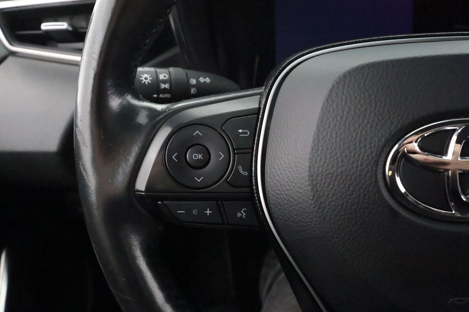 Toyota Corolla 2021 Touring Sports 1,8 Hybrid Active Edition - | ACC | Webasto | Koukku | P.kamera | Navi | Apple & Android | Keyless | LED | LTA | Lämm. ratti | Sähk. takaluukku | Merkkihuollot | 2x renkaat aluin |