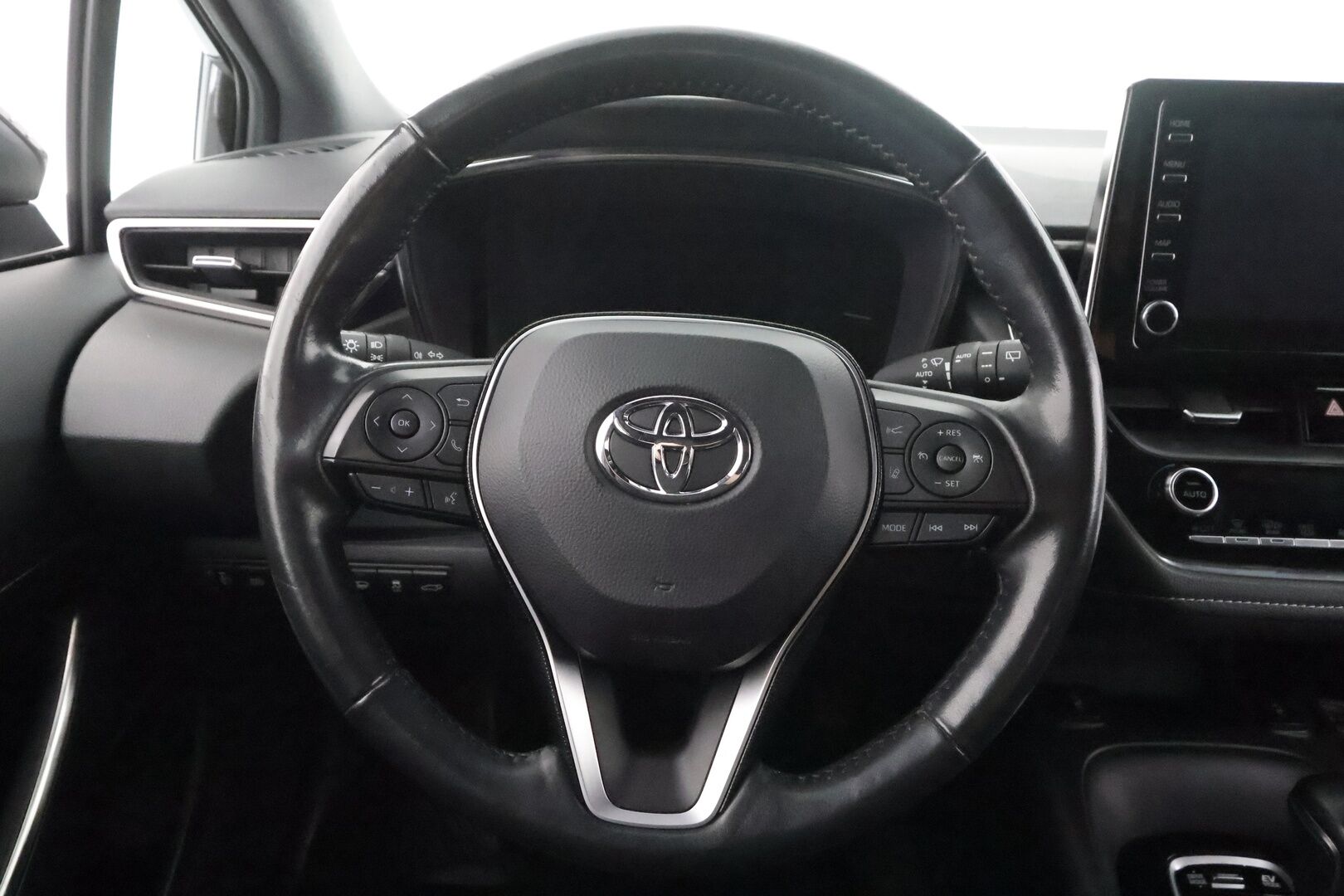 Toyota Corolla 2021 Touring Sports 1,8 Hybrid Active Edition - | ACC | Webasto | Koukku | P.kamera | Navi | Apple & Android | Keyless | LED | LTA | Lämm. ratti | Sähk. takaluukku | Merkkihuollot | 2x renkaat aluin |