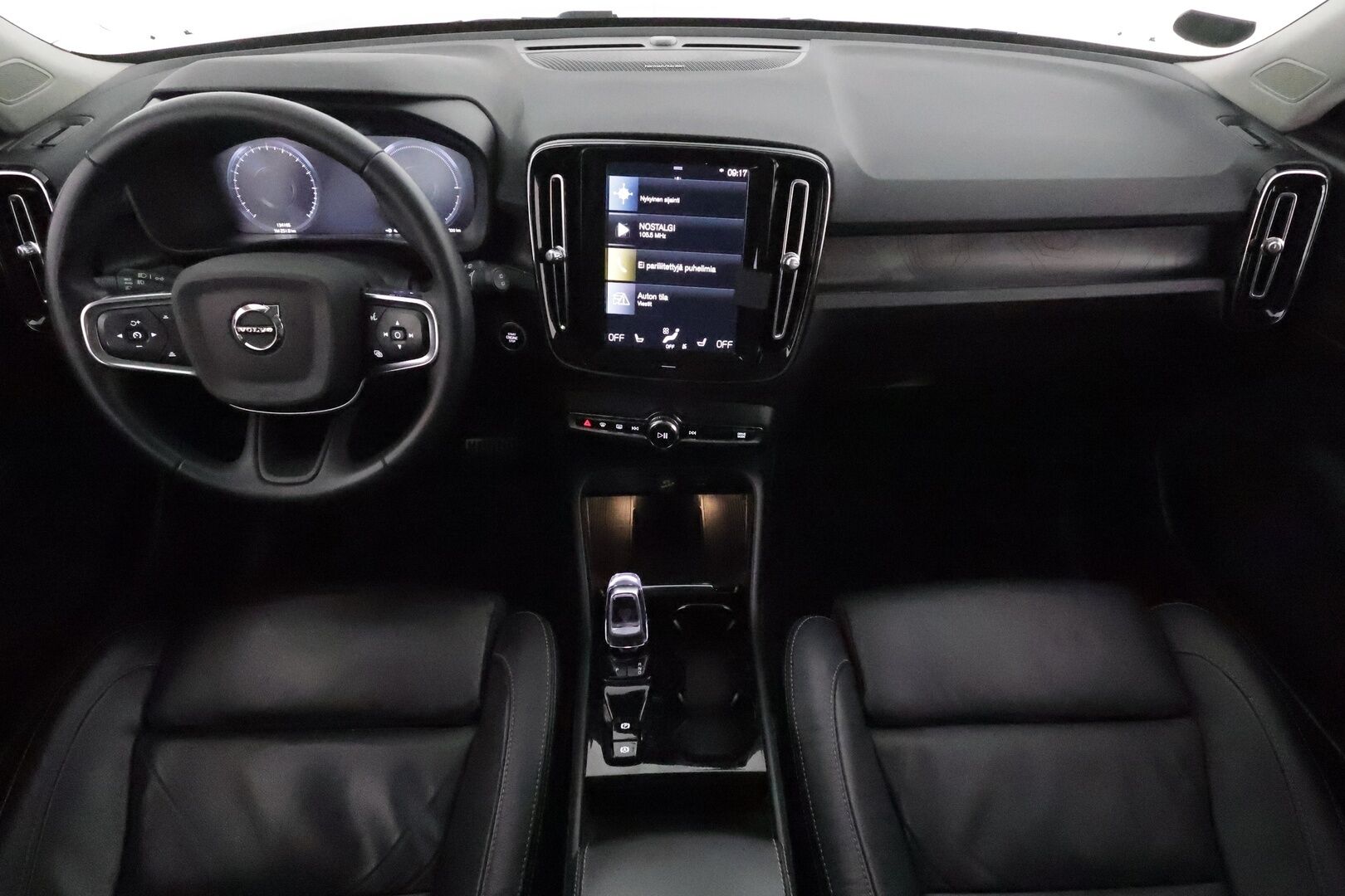 Volvo XC40 2023 T5 TwE Plus Bright aut **ACC / H&K / P.kamera / Muistipenkki / BLIS / Navi / LED / Mustat nahat** - 1.Om Suomi-auto / Kahdet renkaat aluvanteilla / Merkkihuollettu
