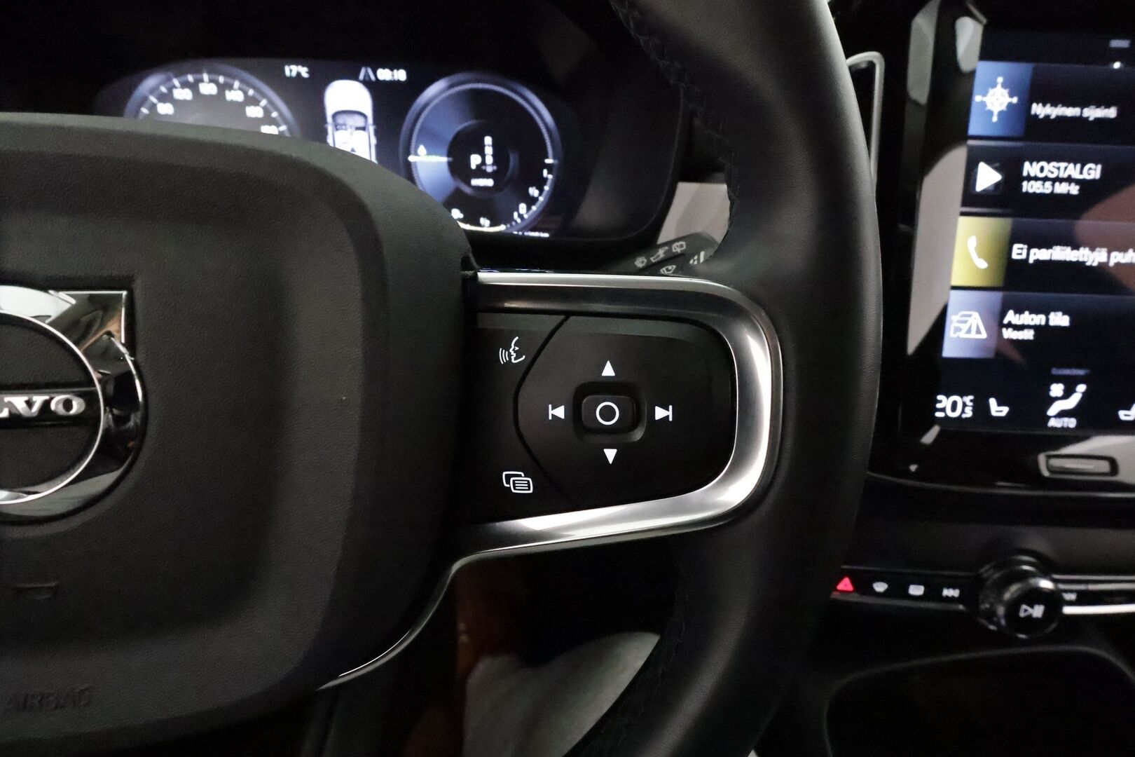 Volvo XC40 2023 T5 TwE Plus Bright aut **ACC / H&K / P.kamera / Muistipenkki / BLIS / Navi / LED / Mustat nahat** - 1.Om Suomi-auto / Kahdet renkaat aluvanteilla / Merkkihuollettu
