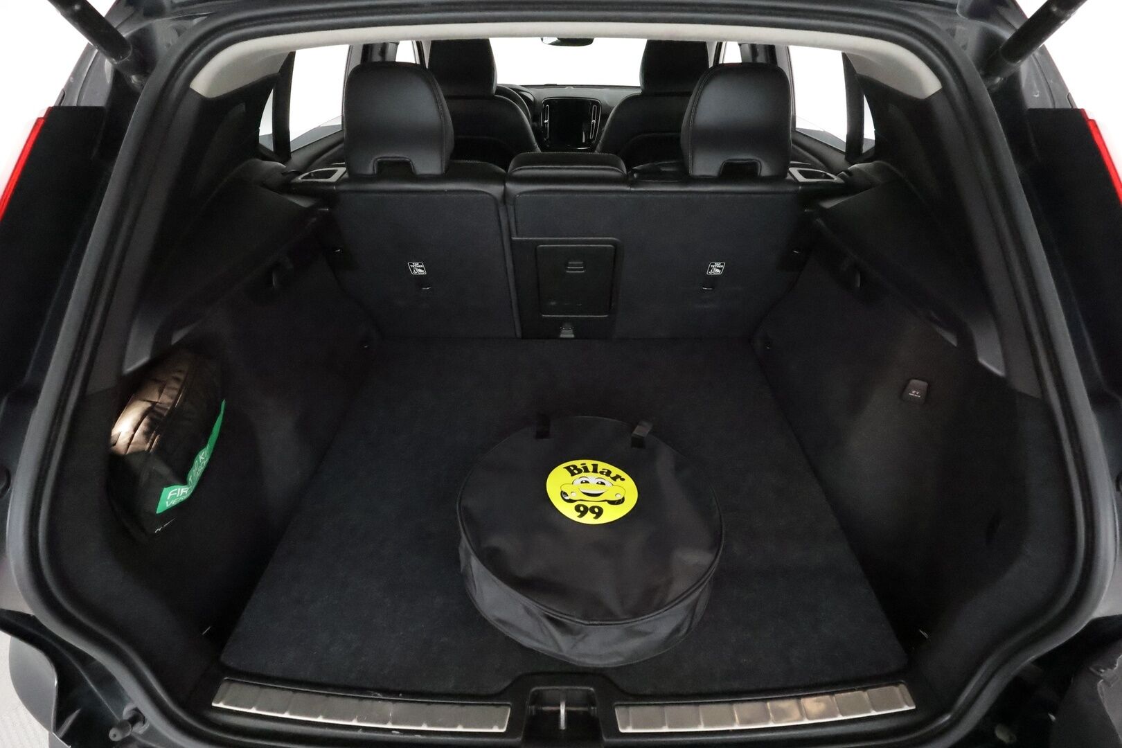 Volvo XC40 2023 T5 TwE Plus Bright aut **ACC / H&K / P.kamera / Muistipenkki / BLIS / Navi / LED / Mustat nahat** - 1.Om Suomi-auto / Kahdet renkaat aluvanteilla / Merkkihuollettu