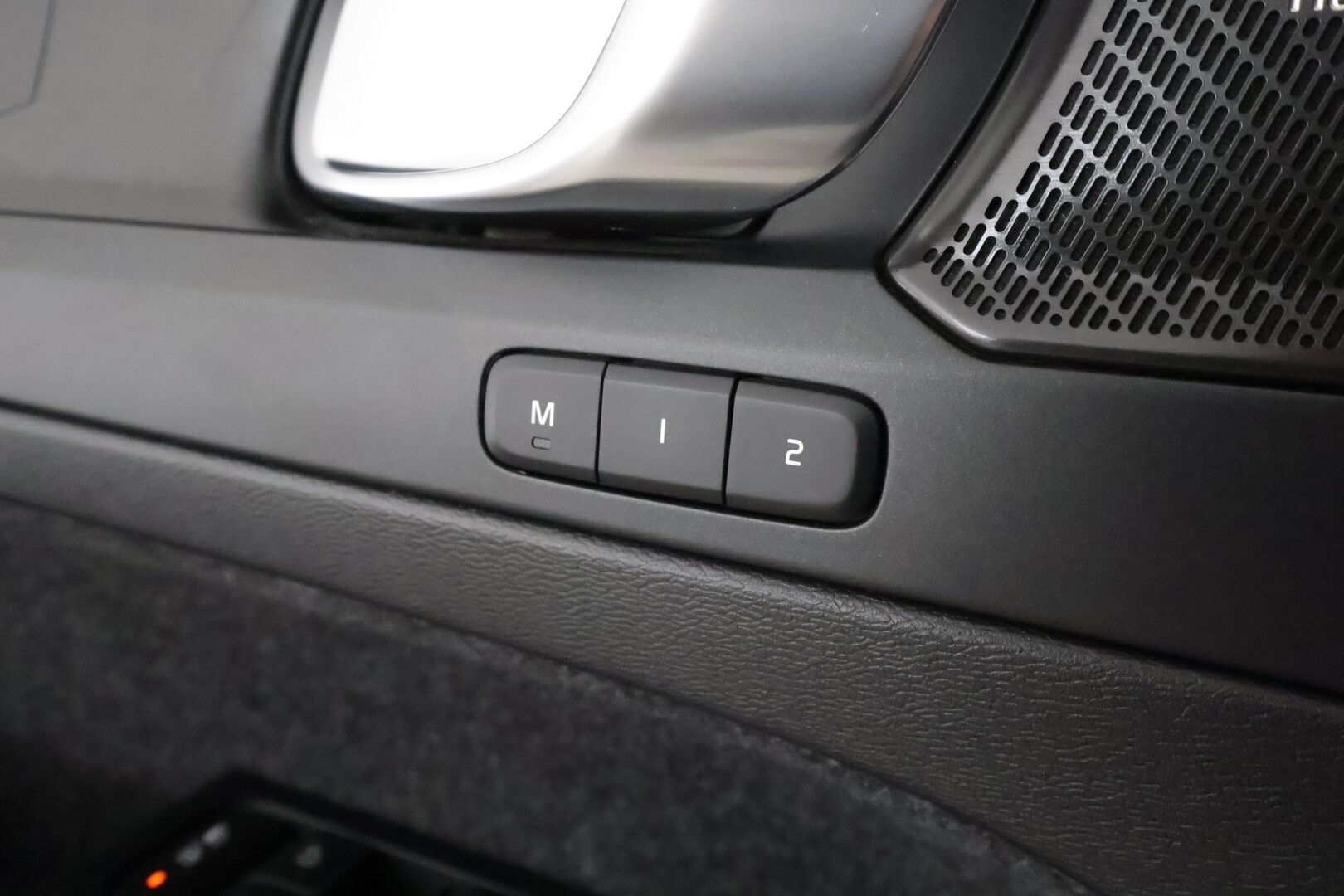 Volvo XC40 2023 T5 TwE Plus Bright aut **ACC / H&K / P.kamera / Muistipenkki / BLIS / Navi / LED / Mustat nahat** - 1.Om Suomi-auto / Kahdet renkaat aluvanteilla / Merkkihuollettu