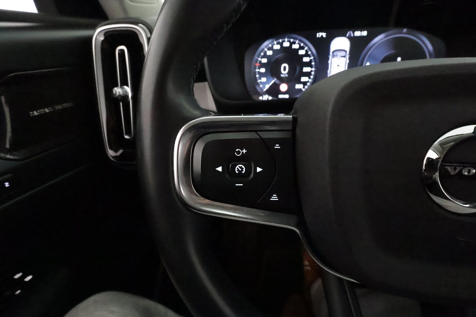 Volvo XC40 2023 T5 TwE Plus Bright aut **ACC / H&K / P.kamera / Muistipenkki / BLIS / Navi / LED / Mustat nahat** - 1.Om Suomi-auto / Kahdet renkaat aluvanteilla / Merkkihuollettu