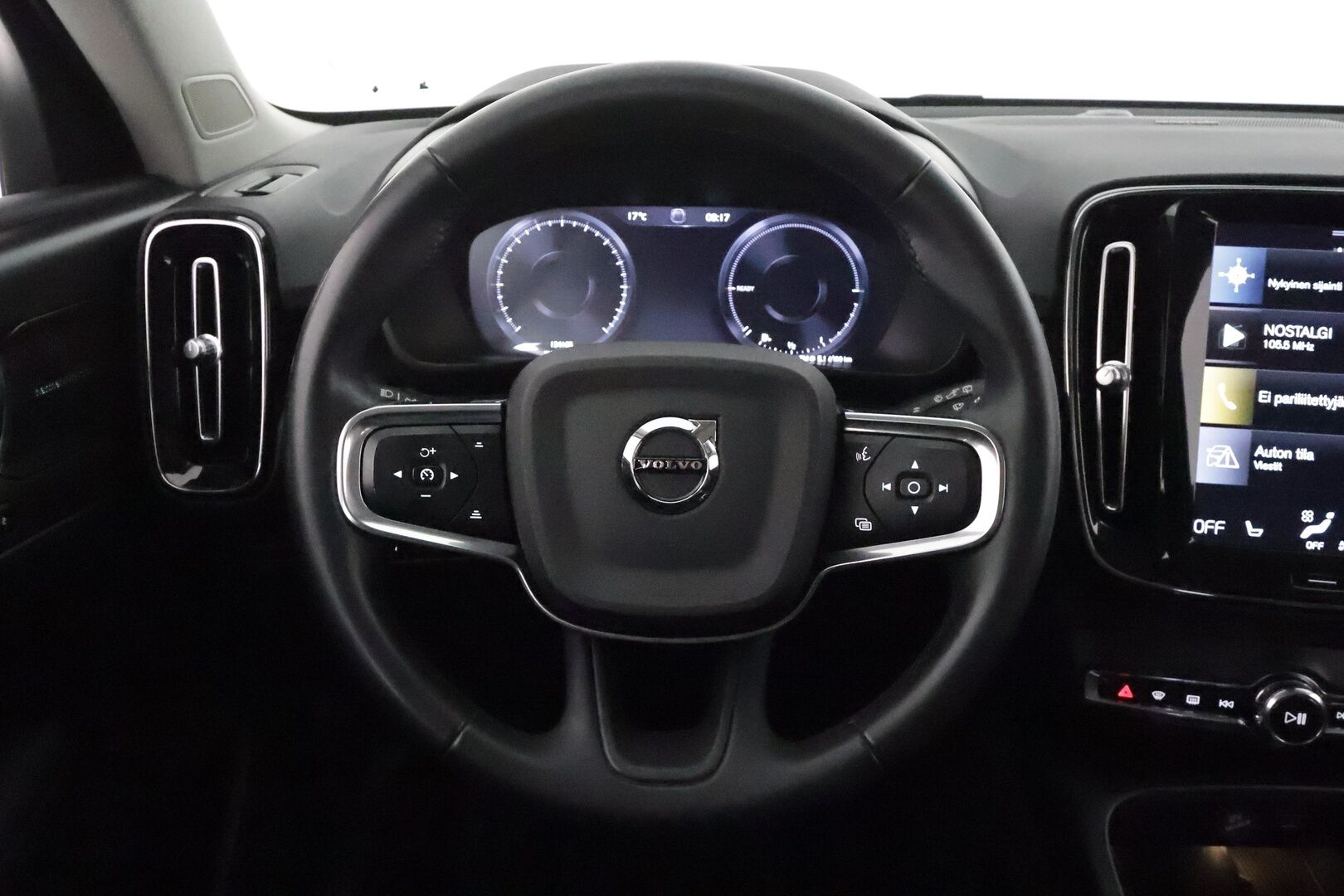 Volvo XC40 2023 T5 TwE Plus Bright aut **ACC / H&K / P.kamera / Muistipenkki / BLIS / Navi / LED / Mustat nahat** - 1.Om Suomi-auto / Kahdet renkaat aluvanteilla / Merkkihuollettu