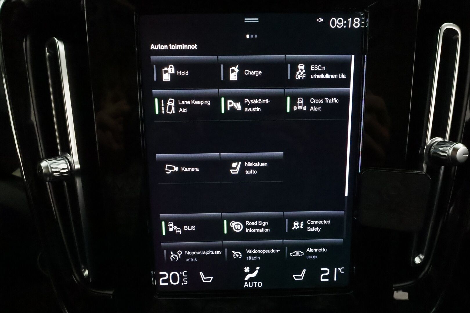 Volvo XC40 2023 T5 TwE Plus Bright aut **ACC / H&K / P.kamera / Muistipenkki / BLIS / Navi / LED / Mustat nahat** - 1.Om Suomi-auto / Kahdet renkaat aluvanteilla / Merkkihuollettu