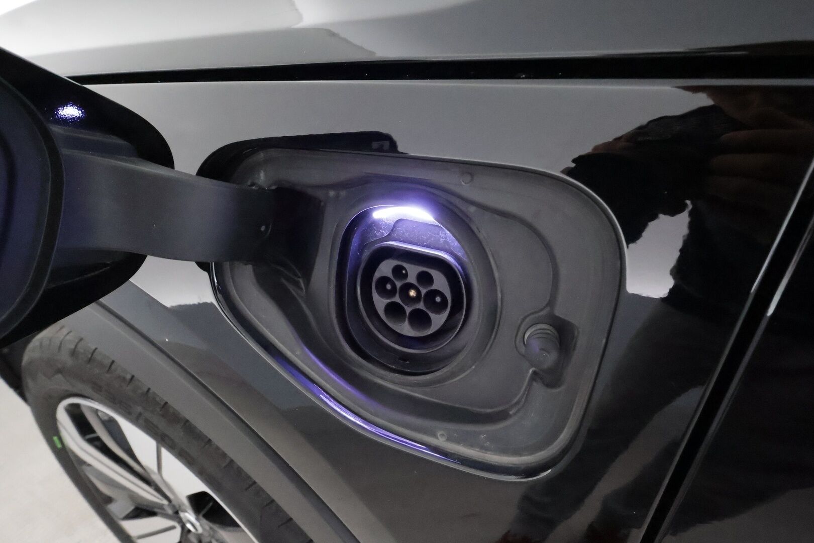 Volvo XC40 2023 T5 TwE Plus Bright aut **ACC / H&K / P.kamera / Muistipenkki / BLIS / Navi / LED / Mustat nahat** - 1.Om Suomi-auto / Kahdet renkaat aluvanteilla / Merkkihuollettu