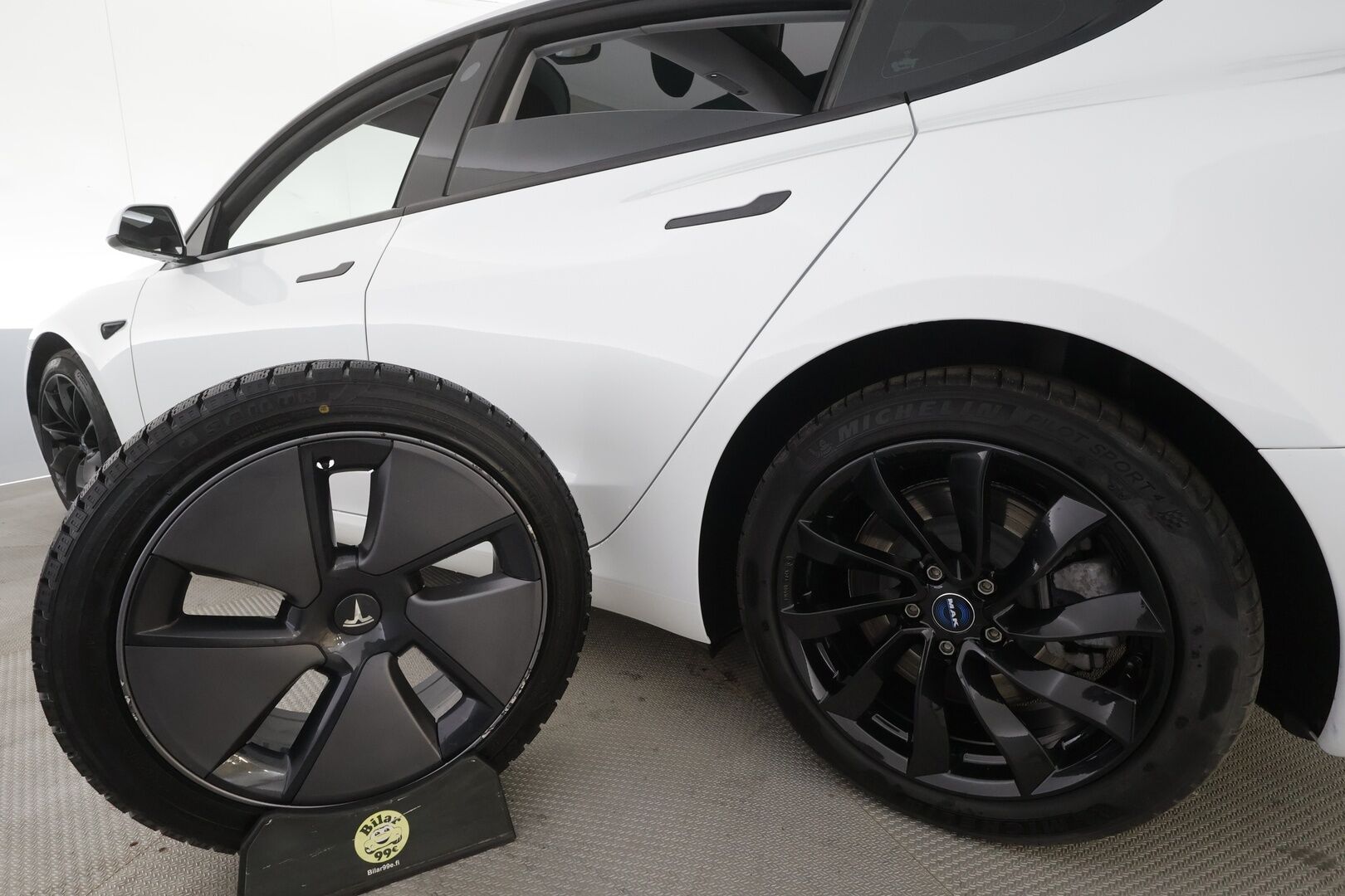 Tesla Model 3 2022 Standard Range Plus - | ILP | Lasikatto | ACC | Matrix-LED | P.Kamera | Muistipenkki | Premium Speakers | Navi | Kaistavahti | Keyless | Premium Connectivity | Kahdet renkaat | 2x Latauskaapelit |