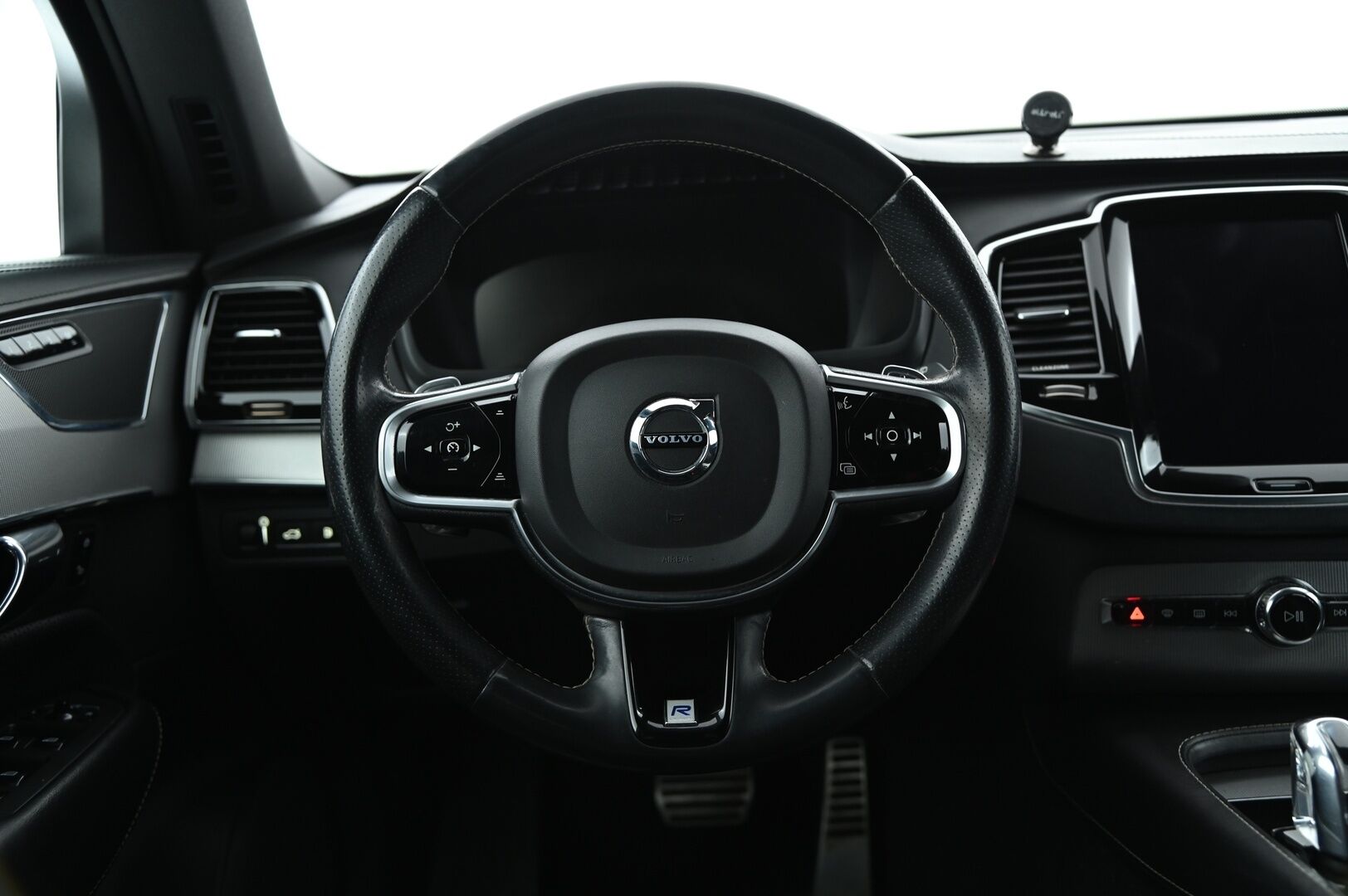 Volvo XC90 2016 T8 Twin Engine AWD R-Desing aut 7.P - 3,99 % KORKOTARJOUS TÄHÄN AUTOON - 31.5. ASTI! - SOH 84% / LED / HUD / ACC / Webasto / Koukku / P-kamera / Panorama 