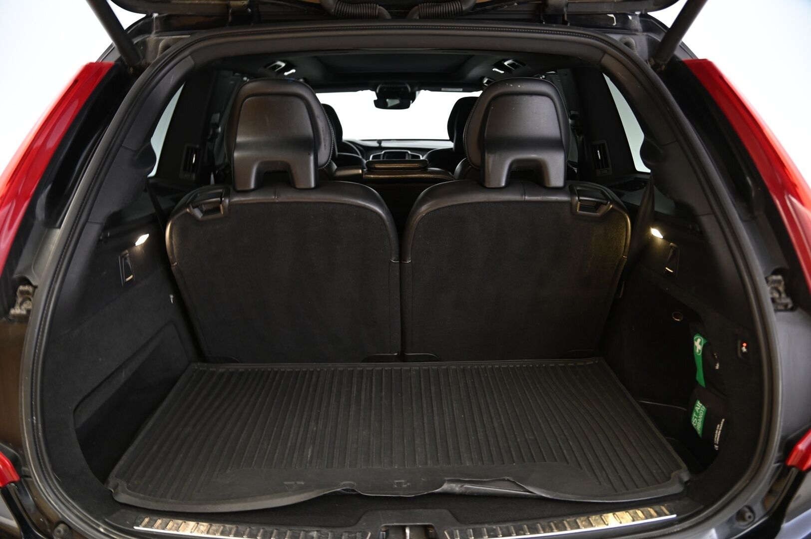 Volvo XC90 2016 T8 Twin Engine AWD R-Desing aut 7.P - 3,99 % KORKOTARJOUS TÄHÄN AUTOON - 31.5. ASTI! - SOH 84% / LED / HUD / ACC / Webasto / Koukku / P-kamera / Panorama 