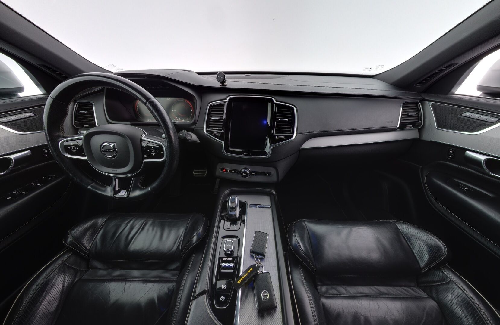 Volvo XC90 2016 T8 Twin Engine AWD R-Desing aut 7.P - 3,99 % KORKOTARJOUS TÄHÄN AUTOON - 31.5. ASTI! - SOH 84% / LED / HUD / ACC / Webasto / Koukku / P-kamera / Panorama 