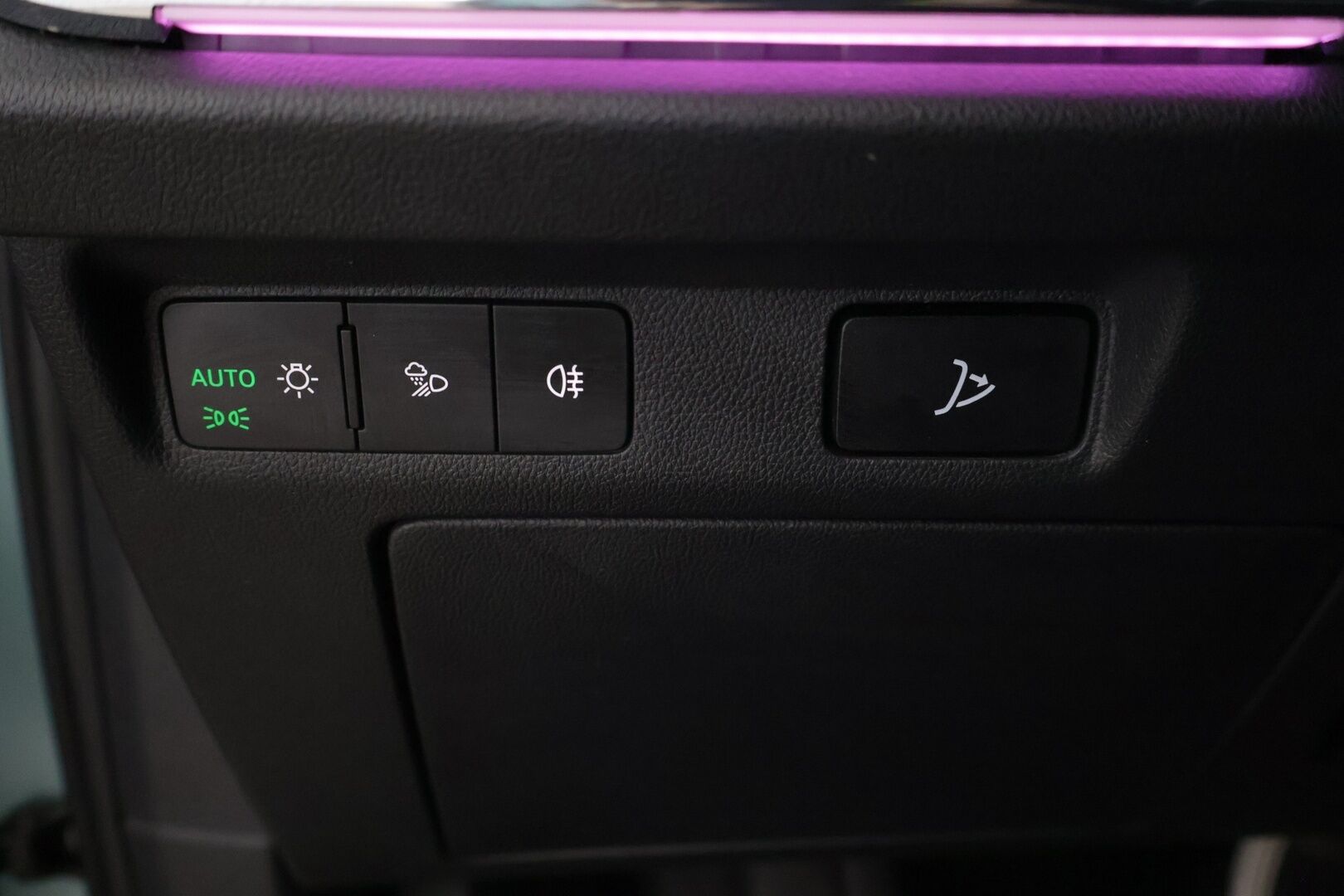 Skoda Enyaq 2022 80 iV - | ecoSuite nahkasisusta | Canton | Matrix LED | Lämpöpumppu | Koukku | ACC | BLIS | Muistipenkki | P.kamera | Keyless | 21" |