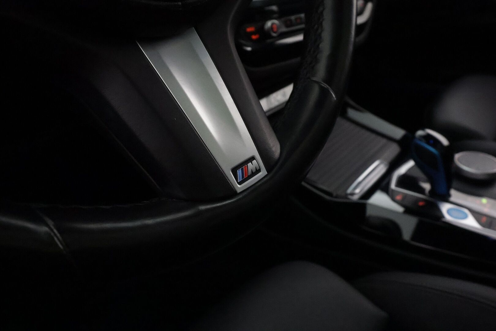 BMW iX3 2022 G08 M Sport Charged **Panorama / Koukku / Adapt.Vakkari / P.Kamera / LED-valot / Sporttipenkki Muistilla / Navi** - 3,99 % KORKOTARJOUS TÄHÄN AUTOON - Kaistavahti / 3-Aluienen AC / Comfort Access / 2x Renkaat