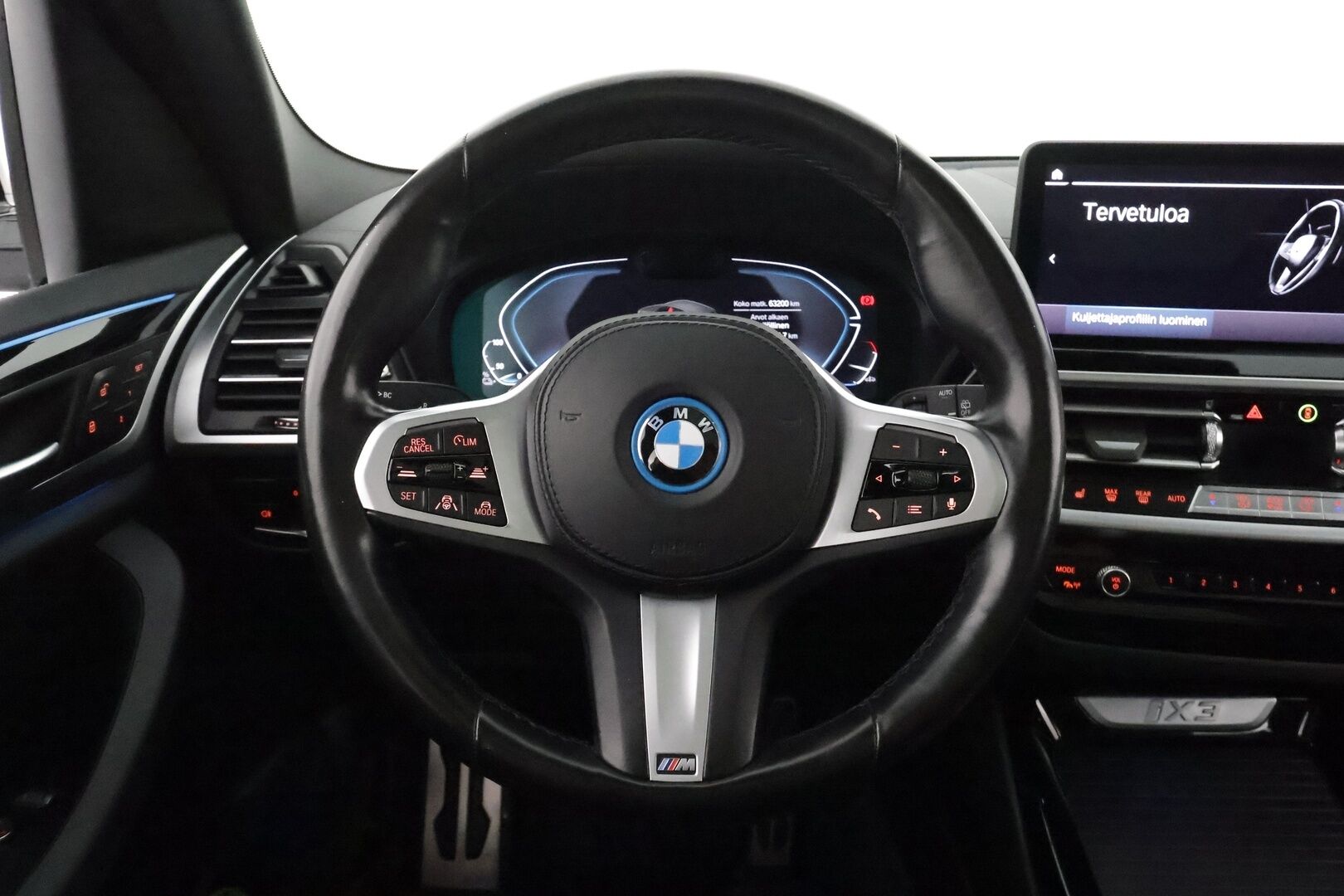 BMW iX3 2022 G08 M Sport Charged **Panorama / Koukku / Adapt.Vakkari / P.Kamera / LED-valot / Sporttipenkki Muistilla / Navi** - 3,99 % KORKOTARJOUS TÄHÄN AUTOON - Kaistavahti / 3-Aluienen AC / Comfort Access / 2x Renkaat
