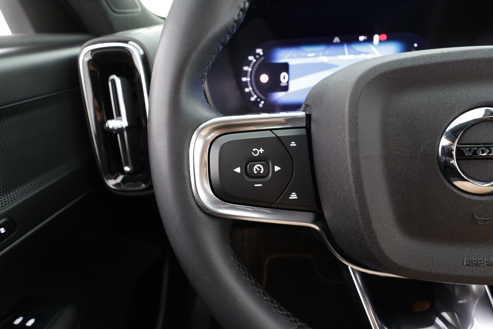 Volvo XC40 2023 Recharge Single Plus aut - Suomiauto | Lämpöpumppu | Akuston Esilämmitys | ACC | Peruutuskamera | Muistipenkki | Adapt.LED | 2x Renkaat Aluvantein!