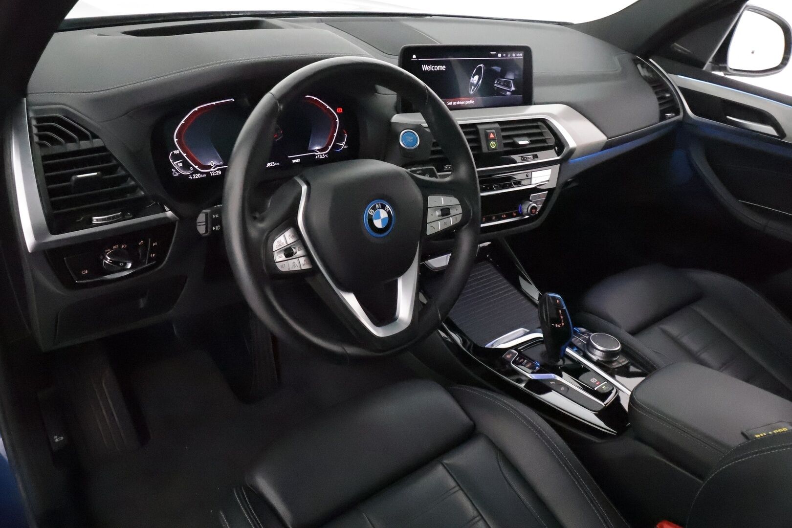 BMW iX3 2021 Charged Plus **Adapt.vakkari / H&K / 360° / HUD / Muistipenkki / Panorama / Adapt.LED / Navi** - 3,99 % KORKOTARJOUS TÄHÄN AUTOON - Kahdet renkaat aluvanteilla / Nahkaverhoilu / Digimittaristo / Adaptiivinen alusta / Comfort Access / Hieno!