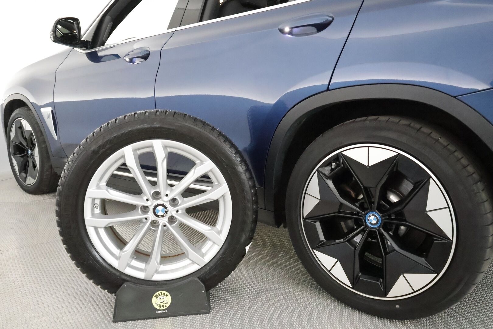 BMW iX3 2021 Charged Plus **Adapt.vakkari / H&K / 360° / HUD / Muistipenkki / Panorama / Adapt.LED / Navi** - 3,99 % KORKOTARJOUS TÄHÄN AUTOON - Kahdet renkaat aluvanteilla / Nahkaverhoilu / Digimittaristo / Adaptiivinen alusta / Comfort Access / Hieno!
