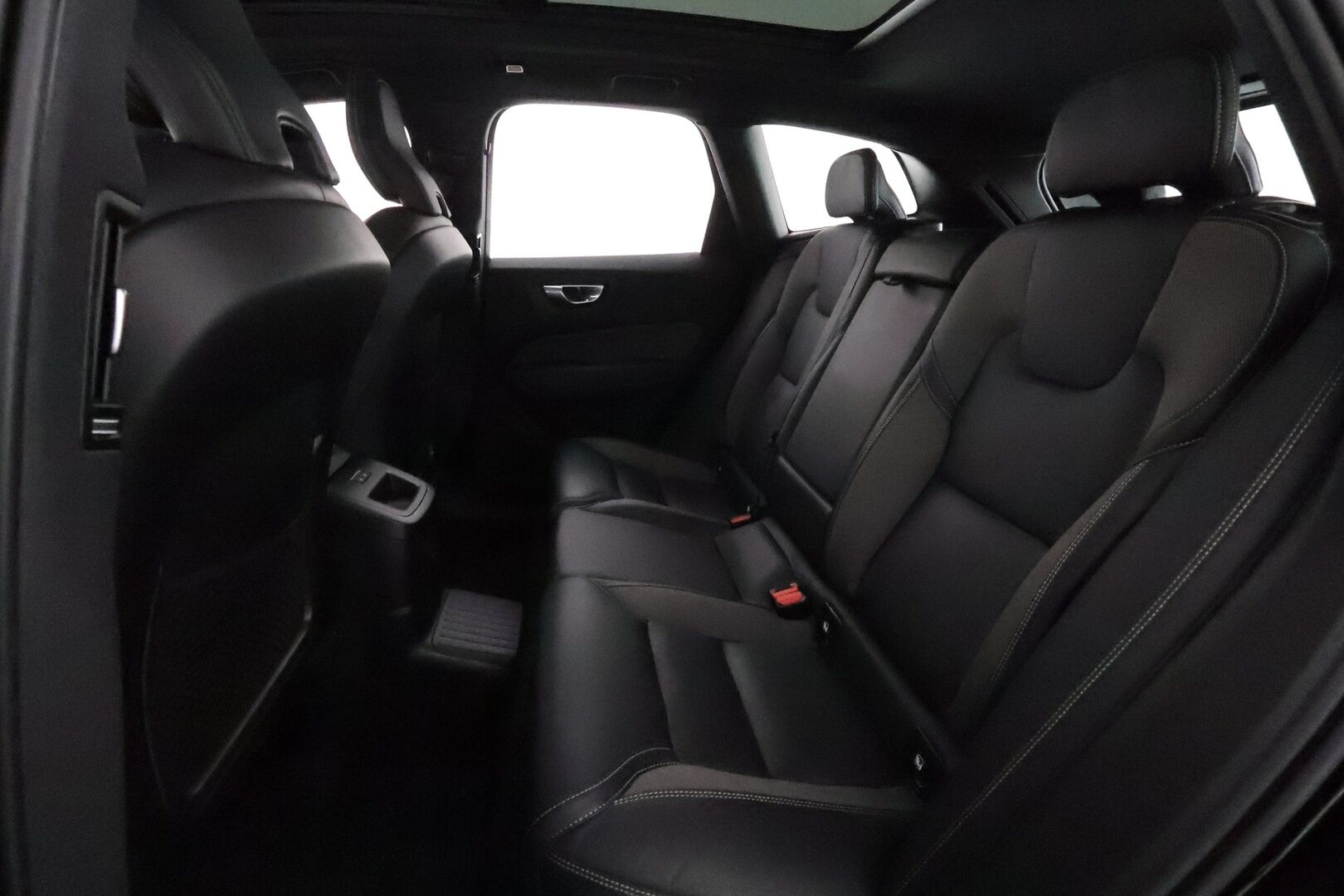 Volvo XC60 2023 T6 AWD Long Range Plus Dark aut **ACC / Panorama / Full LED / Muistipenkit / BLIS / Facelift / Navi / Webasto** - 1.Om Suomi-auto / Kahdet renkaat aluvanteilla / Merkkihuollettu / SoH 95.7%