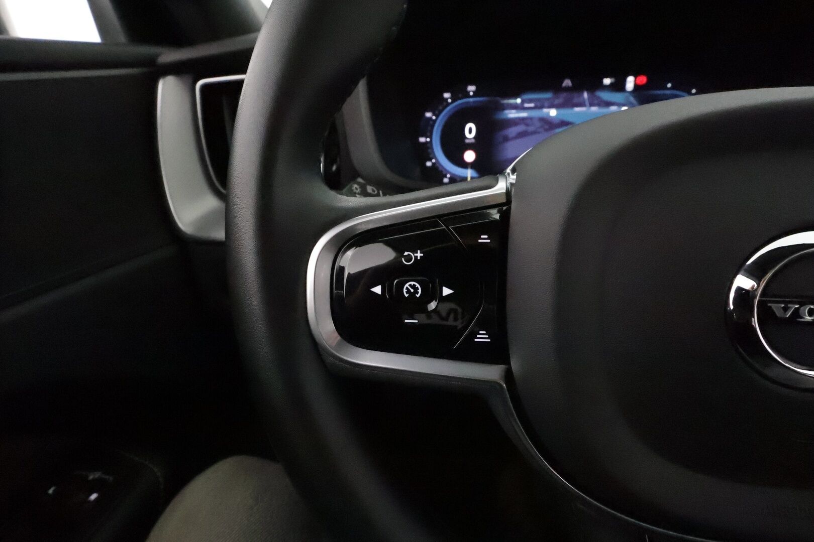 Volvo XC60 2023 T6 AWD Long Range Plus Dark aut **ACC / Panorama / Full LED / Muistipenkit / BLIS / Facelift / Navi / Webasto** - 1.Om Suomi-auto / Kahdet renkaat aluvanteilla / Merkkihuollettu / SoH 95.7%