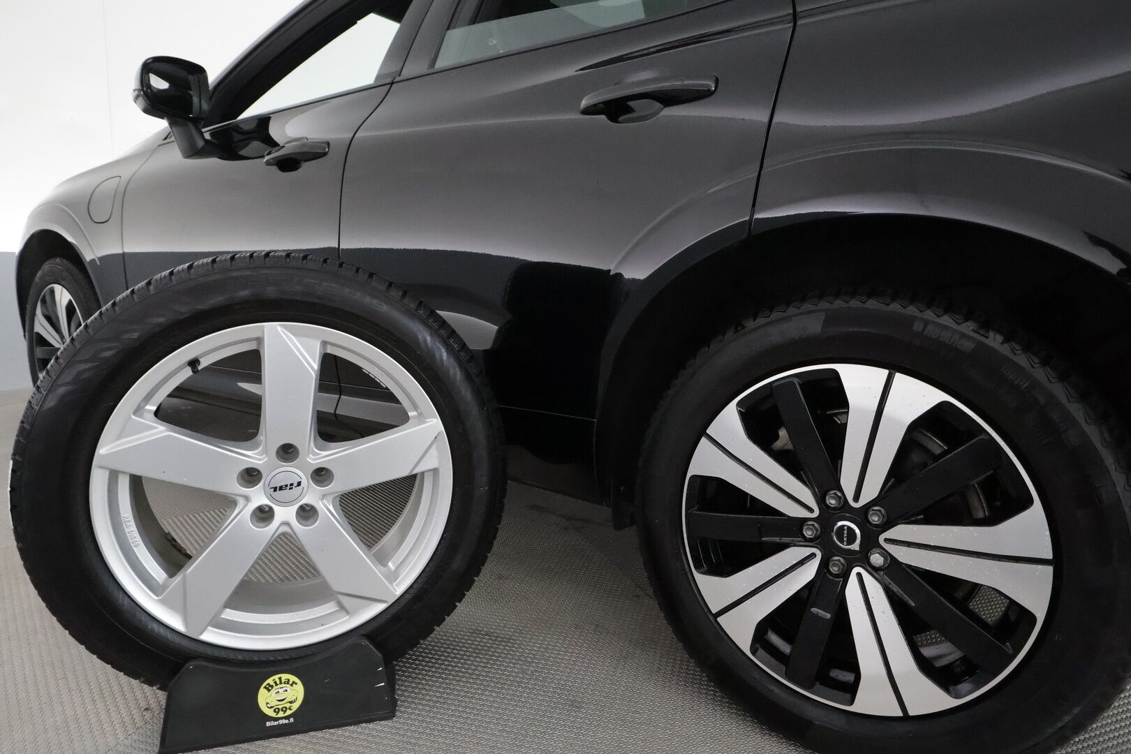 Volvo XC60 2023 T6 AWD Long Range Plus Dark aut **ACC / Panorama / Full LED / Muistipenkit / BLIS / Facelift / Navi / Webasto** - 1.Om Suomi-auto / Kahdet renkaat aluvanteilla / Merkkihuollettu / SoH 95.7%