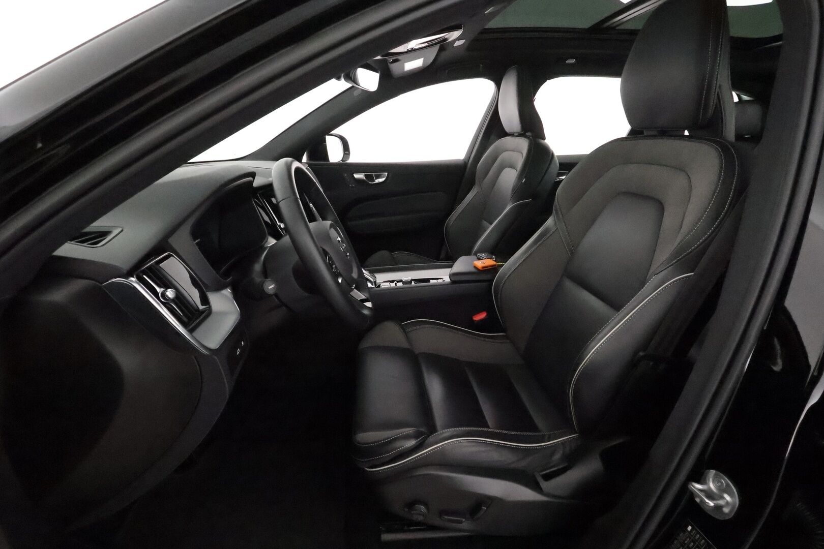 Volvo XC60 2023 T6 AWD Long Range Plus Dark aut **ACC / Panorama / Full LED / Muistipenkit / BLIS / Facelift / Navi / Webasto** - 1.Om Suomi-auto / Kahdet renkaat aluvanteilla / Merkkihuollettu / SoH 95.7%