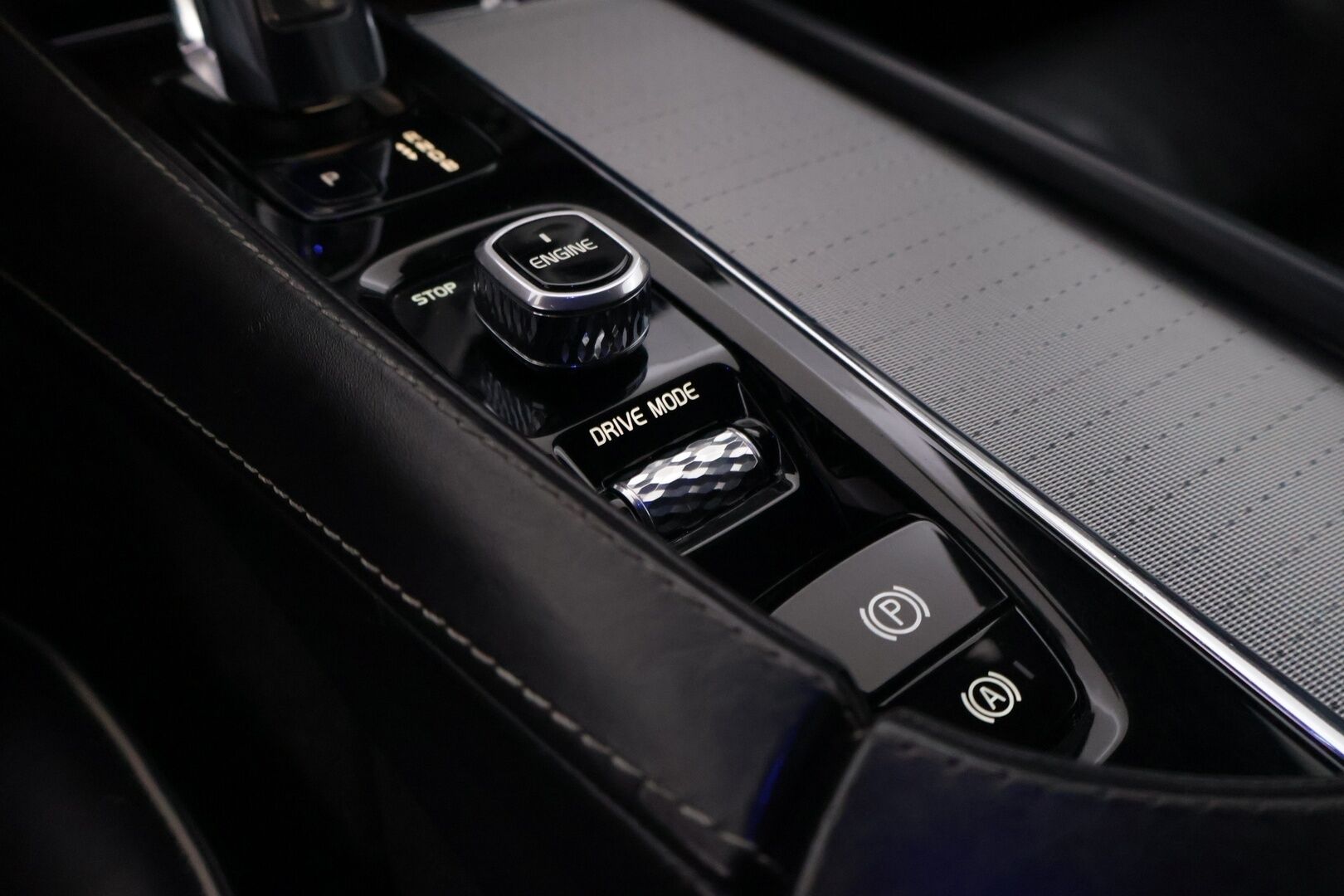 Volvo XC90 2016 T8 R-Design 7p - Myydään Huutokaupat.com - | R-Design | Webasto | B&W | ACC | Ilma-alusta | Panorama | P.Kamera | Muistipenkit | Digimittaristo | LED | S.Luukku | 