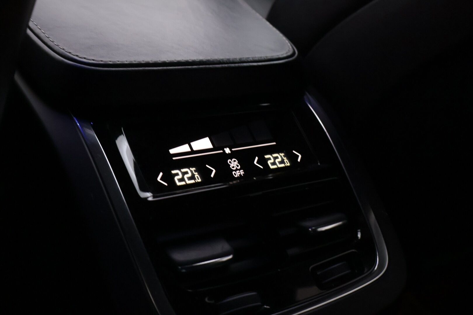 Volvo XC90 2016 T8 R-Design 7p - Myydään Huutokaupat.com - | R-Design | Webasto | B&W | ACC | Ilma-alusta | Panorama | P.Kamera | Muistipenkit | Digimittaristo | LED | S.Luukku | 