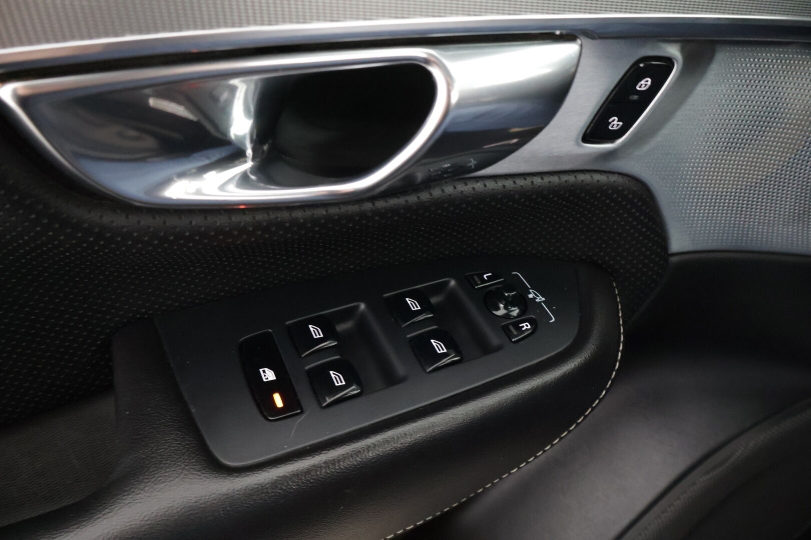 Volvo XC90 2016 T8 R-Design 7p *B&W / ACC / Ilma-alusta / Panorama / Kamera / Muistipenkit*