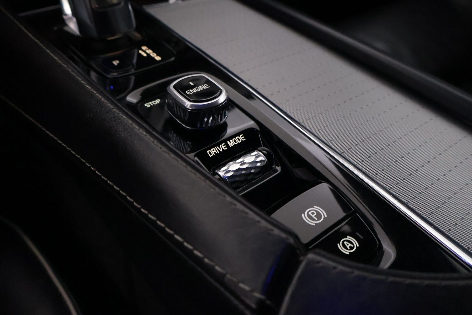 Volvo XC90 2016 T8 R-Design 7p - Myydään Huutokaupat.com - | R-Design | Webasto | B&W | ACC | Ilma-alusta | Panorama | P.Kamera | Muistipenkit | Digimittaristo | LED | S.Luukku | 
