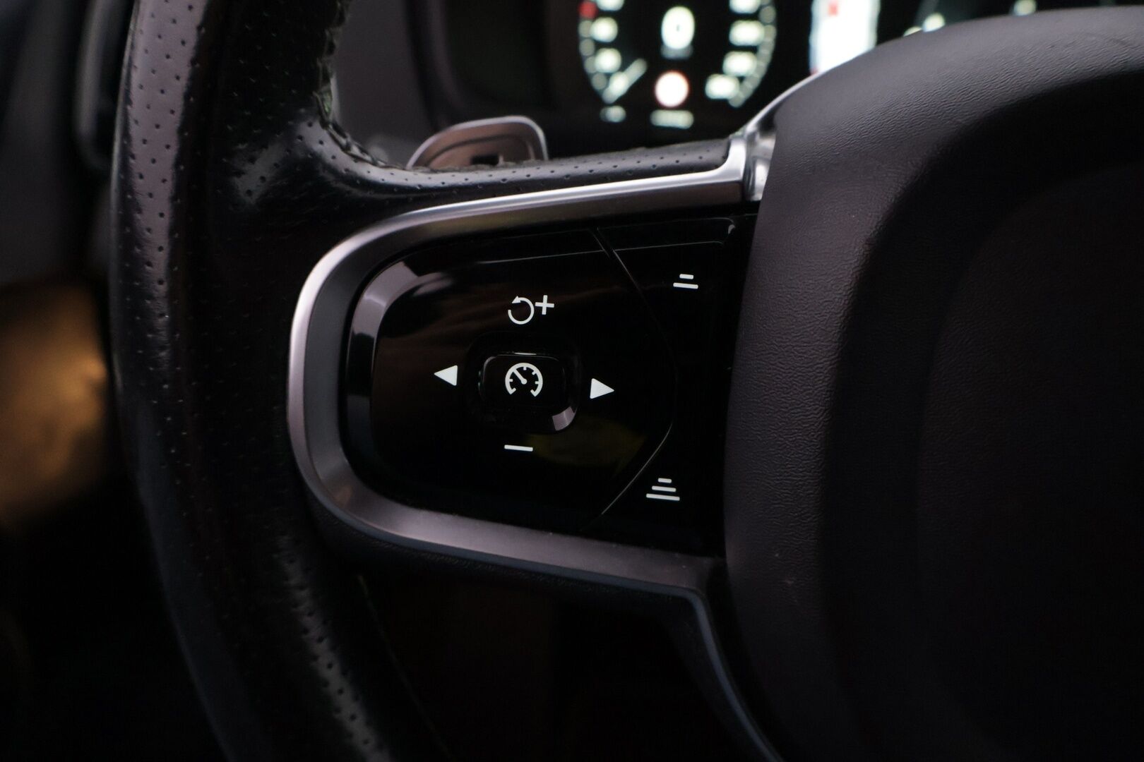 Volvo XC90 2016 T8 R-Design 7p - Myydään Huutokaupat.com - | R-Design | Webasto | B&W | ACC | Ilma-alusta | Panorama | P.Kamera | Muistipenkit | Digimittaristo | LED | S.Luukku | 