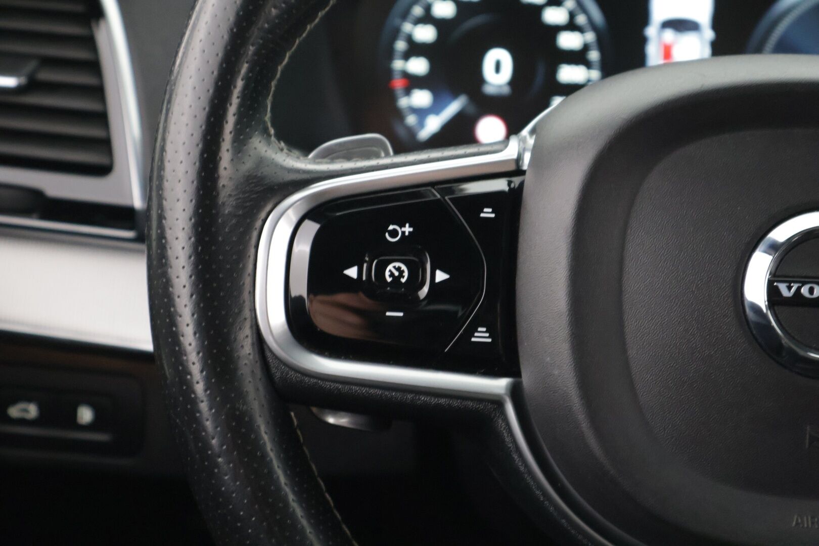 Volvo XC90 2016 T8 R-Design 7p *B&W / ACC / Ilma-alusta / Panorama / Kamera / Muistipenkit*