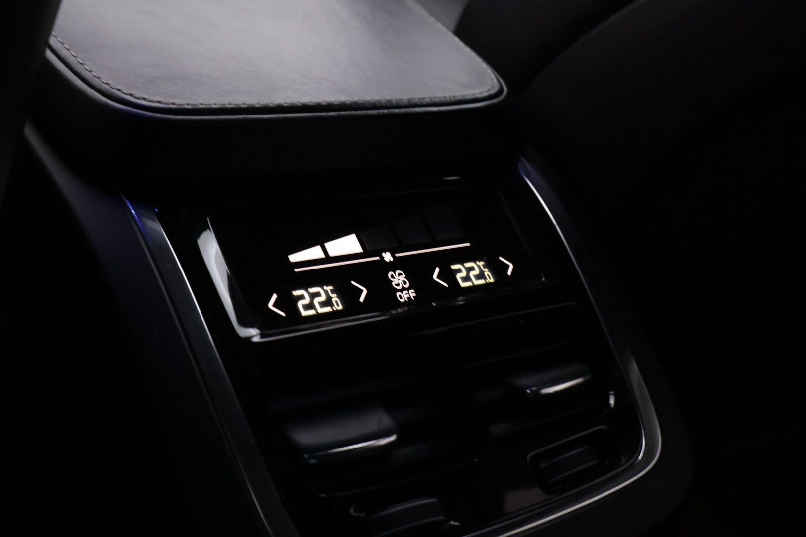 Volvo XC90 2016 T8 R-Design 7p - Myydään Huutokaupat.com - | R-Design | Webasto | B&W | ACC | Ilma-alusta | Panorama | P.Kamera | Muistipenkit | Digimittaristo | LED | S.Luukku | 