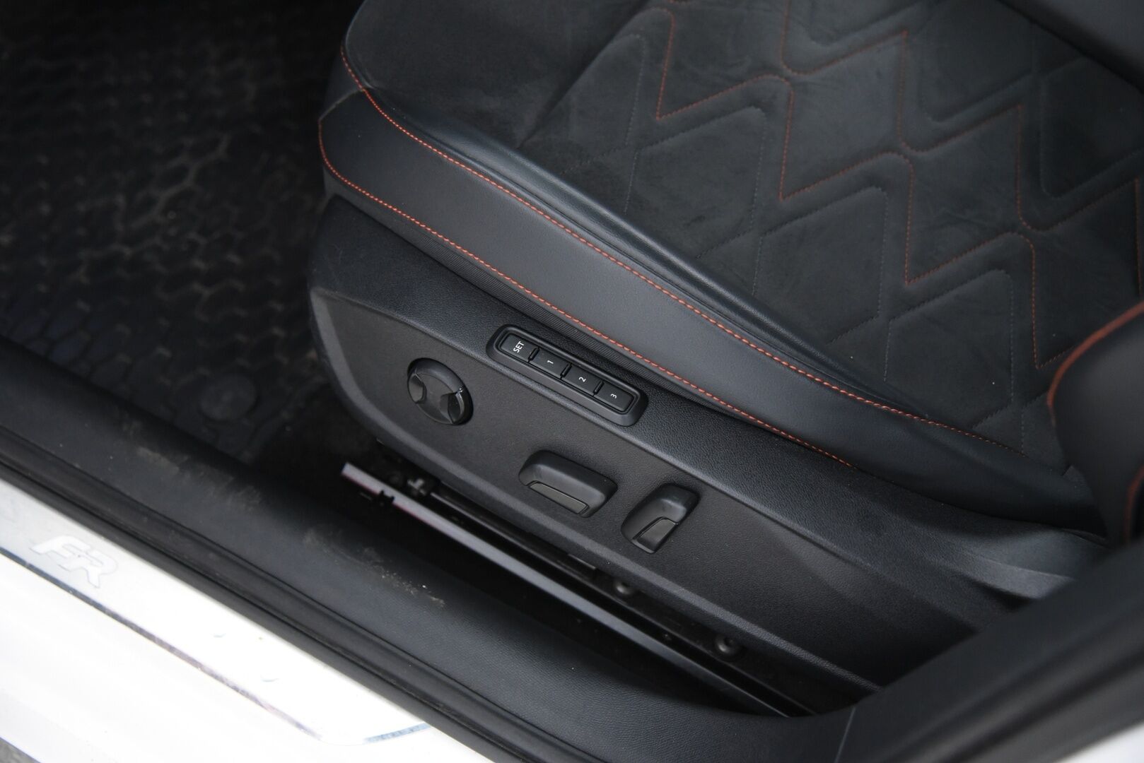 SEAT Leon Sportstourer 2021 1,4 PHEV 204 eHybrid FR DSG / Koukku / ACC / Muistipenkki / P. Kamera / LED / Nahka-alcantara / Esilämmitys / - / Keyless / Huippu varusteltu! / 2x hyvät renkaat&vanteet / Juuri huollettu! /