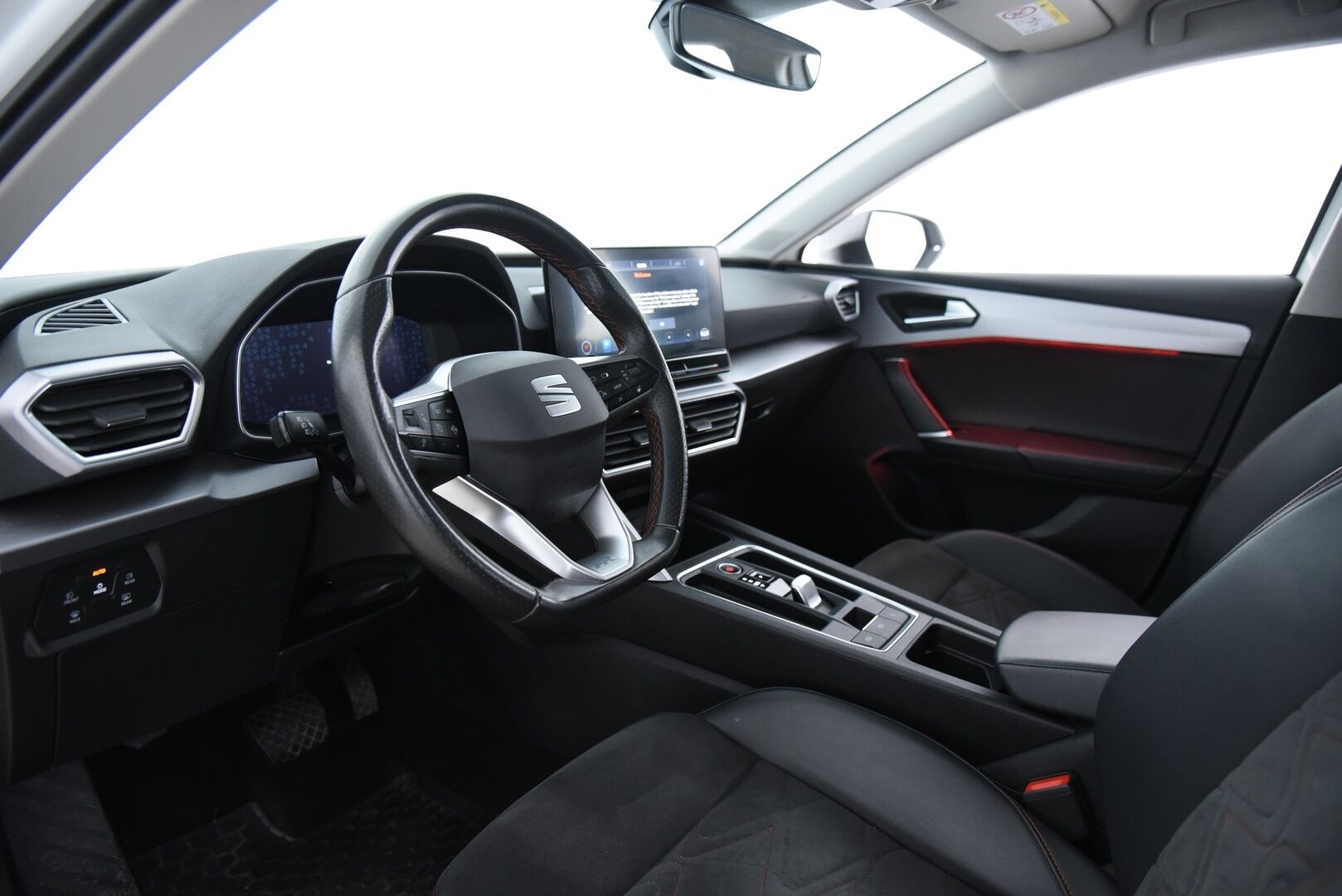 SEAT Leon Sportstourer 2021 1,4 PHEV 204 eHybrid FR DSG / Koukku / ACC / Muistipenkki / P. Kamera / LED / Nahka-alcantara / Esilämmitys / - / Keyless / Huippu varusteltu! / 2x hyvät renkaat&vanteet / Juuri huollettu! /