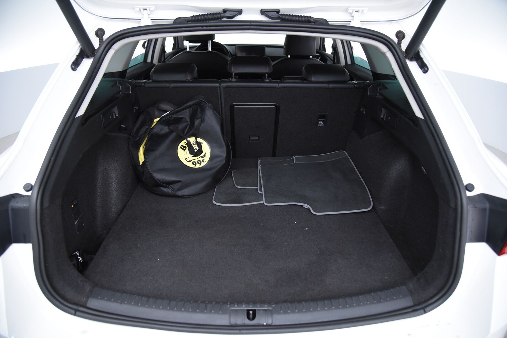 SEAT Leon Sportstourer 2021 1,4 PHEV 204 eHybrid FR DSG / Koukku / ACC / Muistipenkki / P. Kamera / LED / Nahka-alcantara / Esilämmitys / - / Keyless / Huippu varusteltu! / 2x hyvät renkaat&vanteet / Juuri huollettu! /