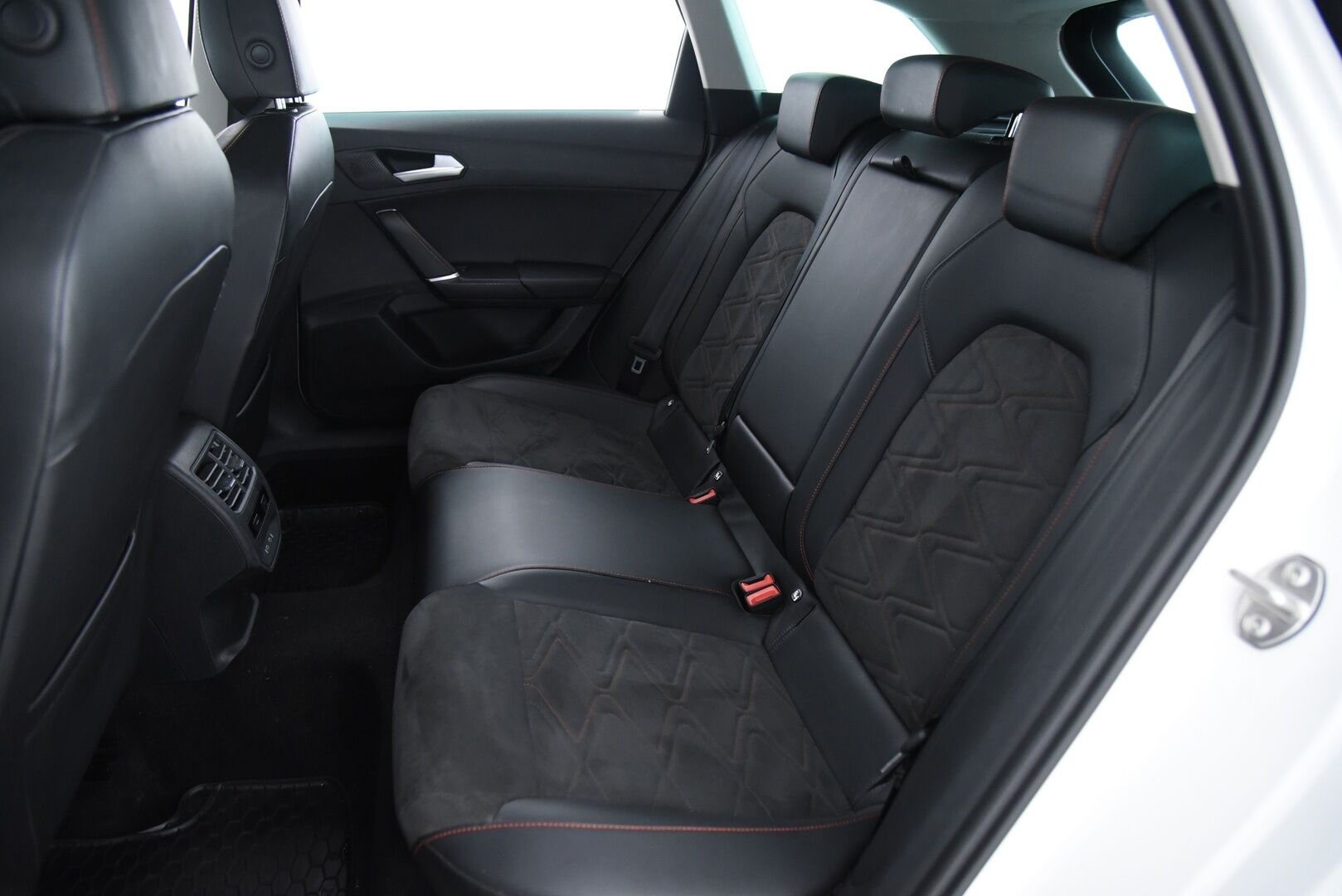 SEAT Leon Sportstourer 2021 1,4 PHEV 204 eHybrid FR DSG / Koukku / ACC / Muistipenkki / P. Kamera / LED / Nahka-alcantara / Esilämmitys / - / Keyless / Huippu varusteltu! / 2x hyvät renkaat&vanteet / Juuri huollettu! /