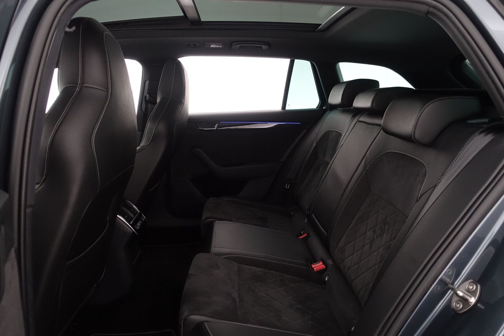 Skoda Superb 2018 Combi 2,0 TSI 280 4x4 SportLine DSG Autom. - | Koukku | Webasto | ACC | Panoraama | Sporttisähköpenkit muistilla | P.Kamera | Puolinahka | Navi | Touchpad | Keyless | 2x Skoda-alut