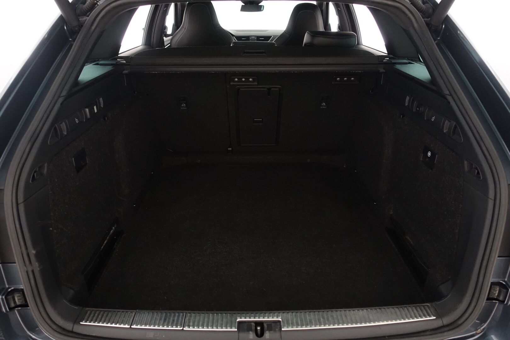Skoda Superb 2018 Combi 2,0 TSI 280 4x4 SportLine DSG Autom. - | Koukku | Webasto | ACC | Panoraama | Sporttisähköpenkit muistilla | P.Kamera | Puolinahka | Navi | Touchpad | Keyless | 2x Skoda-alut