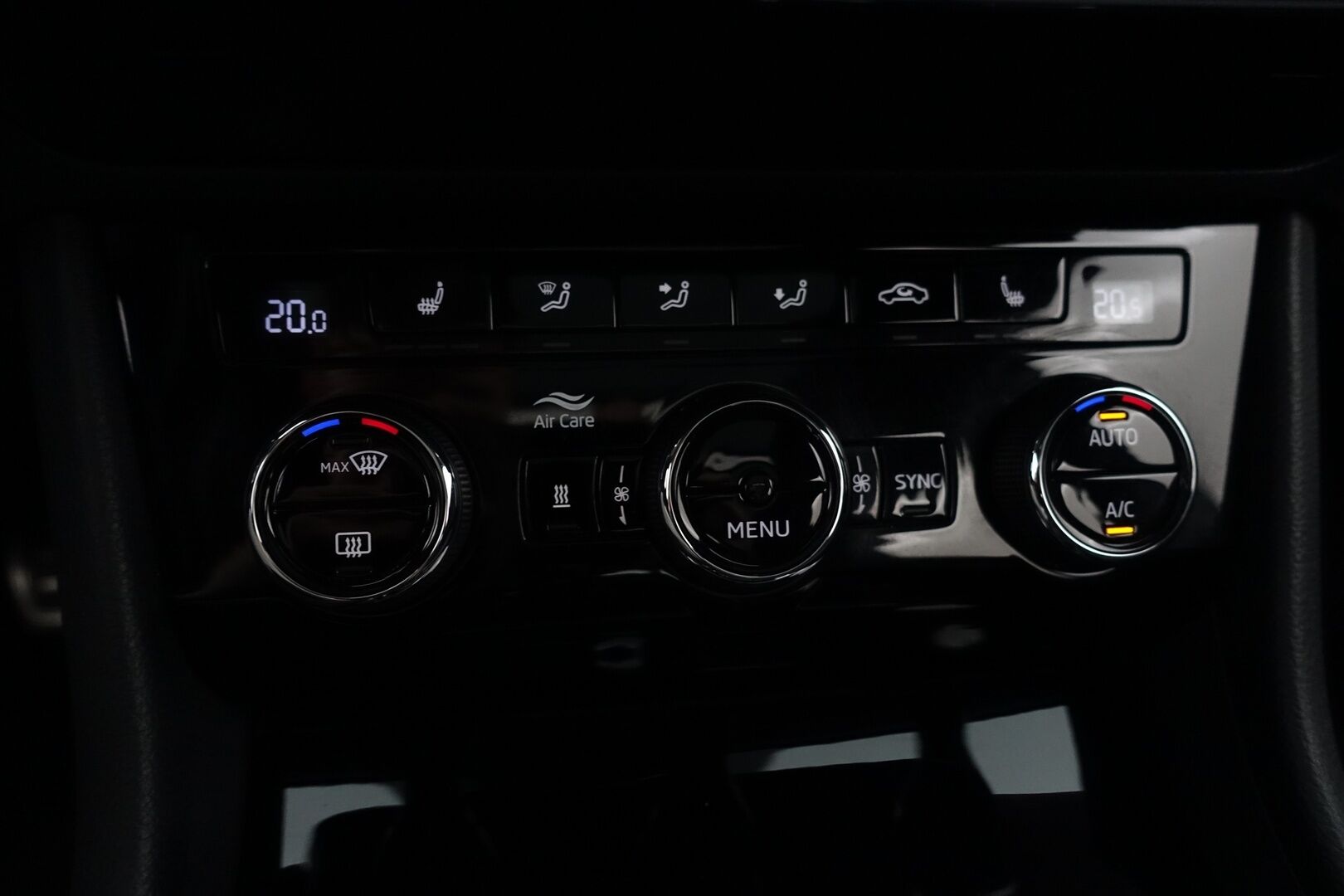 Skoda Superb 2018 Combi 2,0 TSI 280 4x4 SportLine DSG Autom. - | Koukku | Webasto | ACC | Panoraama | Sporttisähköpenkit muistilla | P.Kamera | Puolinahka | Navi | Touchpad | Keyless | 2x Skoda-alut