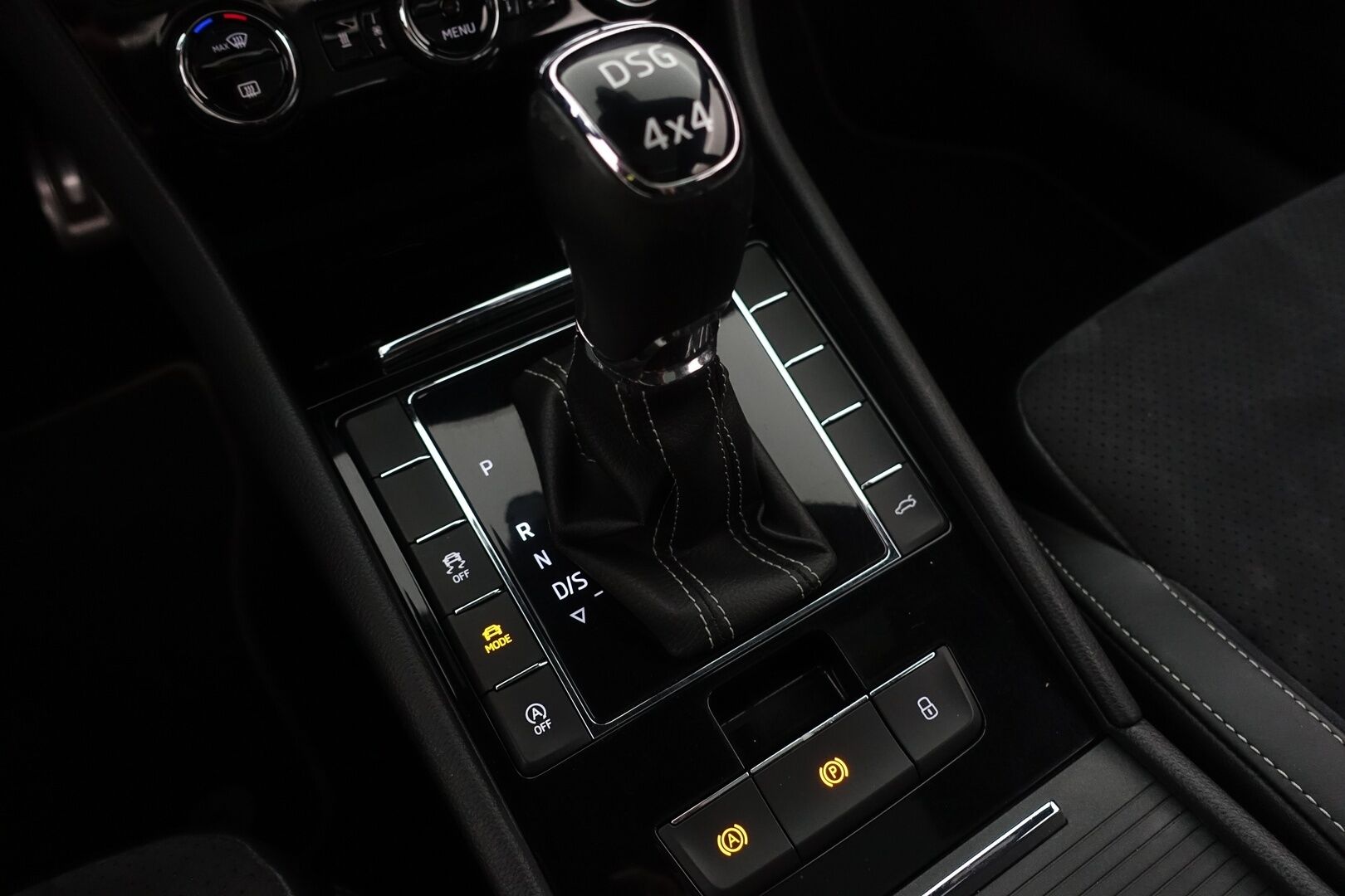 Skoda Superb 2018 Combi 2,0 TSI 280 4x4 SportLine DSG Autom. - | Koukku | Webasto | ACC | Panoraama | Sporttisähköpenkit muistilla | P.Kamera | Puolinahka | Navi | Touchpad | Keyless | 2x Skoda-alut