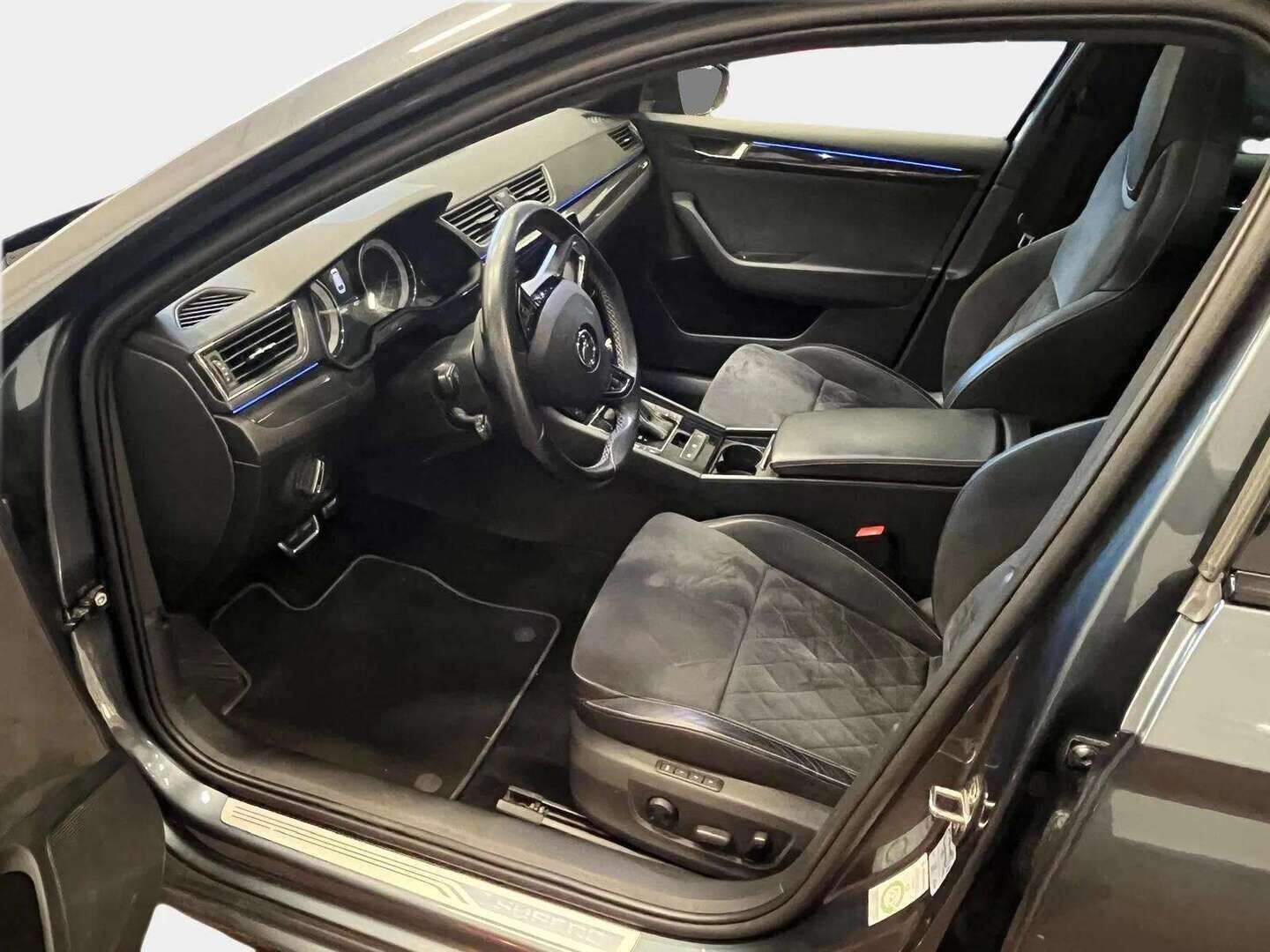 Skoda Superb 2018 Combi 2,0 TSI 280 4x4 SportLine DSG Autom. - | Koukku | Webasto | ACC | Panoraama | Sporttisähköpenkit muistilla | P.Kamera | Puolinahka | Navi | Touchpad | Keyless | 2x Skoda-alut