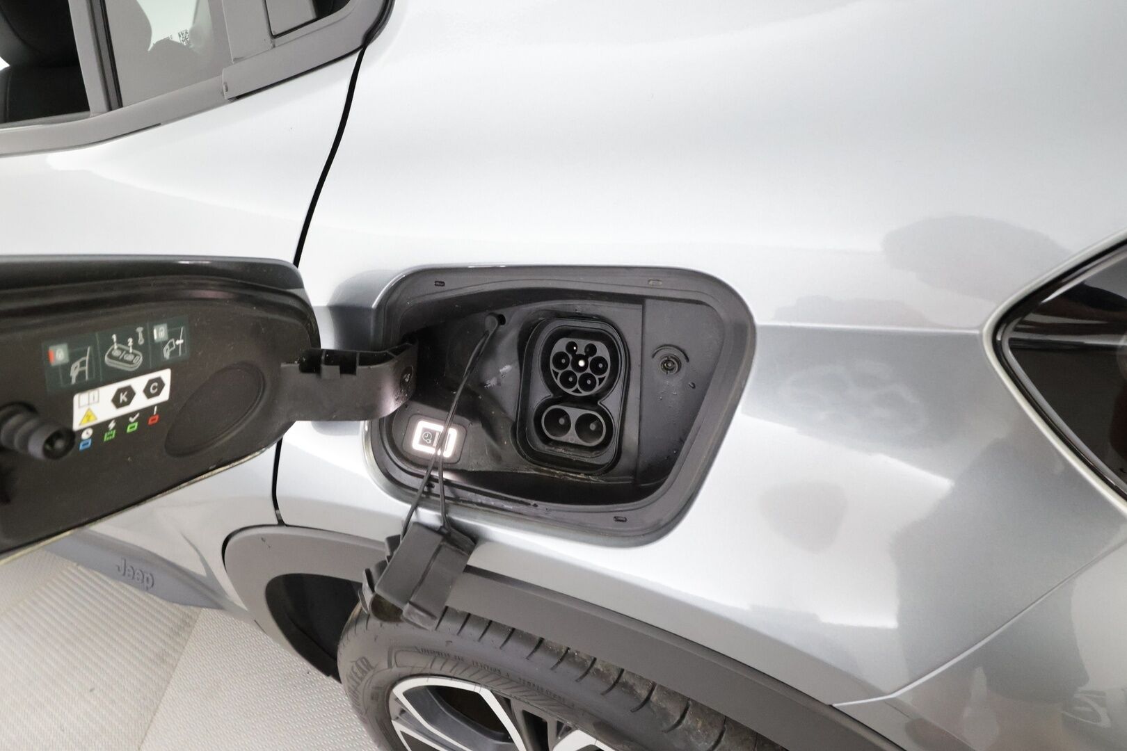 Jeep Avenger 2023 54kWh Automaatti Summit - | ACC | ILP | Puolinahat | LED | Ambient light | P.kamera | Keyless | Apple & Android | Lane Assist | Navi | Sähk. takaluukku | 2x renkaat aluin |