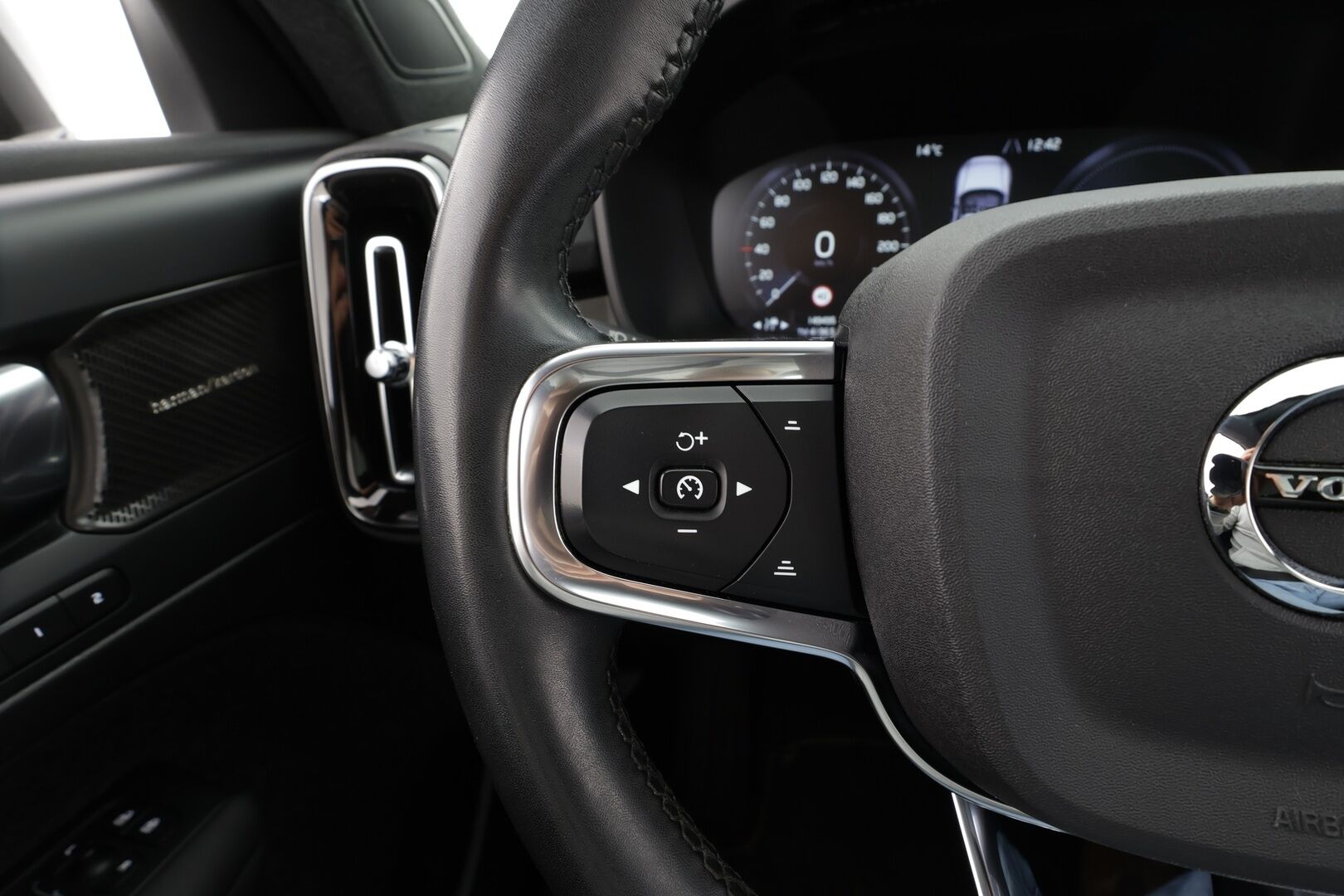 Volvo XC40 2023 T5 TwE Ultimate Bright aut - * H&K | Panorama | Koukku | ACC | LED | 360 | Sportpenkki Muistilla | Keyless *