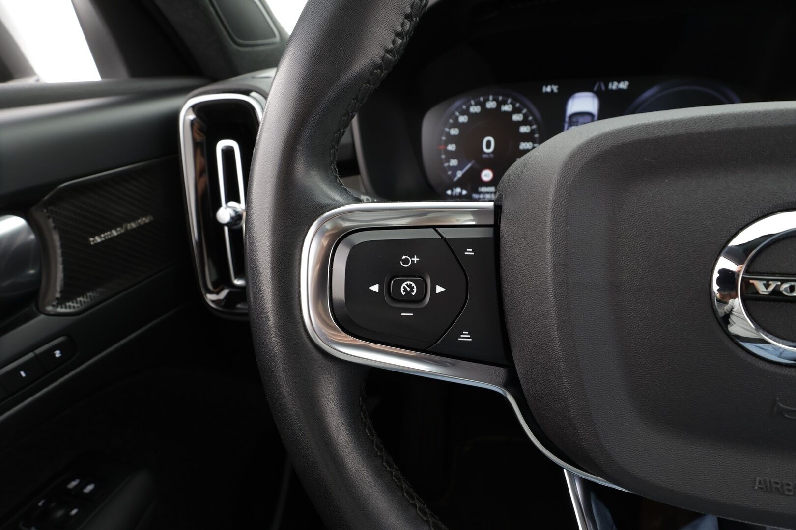 Volvo XC40 2023 T5 TwE Ultimate Bright aut - Juuri huollettu | H&K | Panorama | Koukku | ACC | LED | 360 | Sportpenkki Muistilla | Keyless