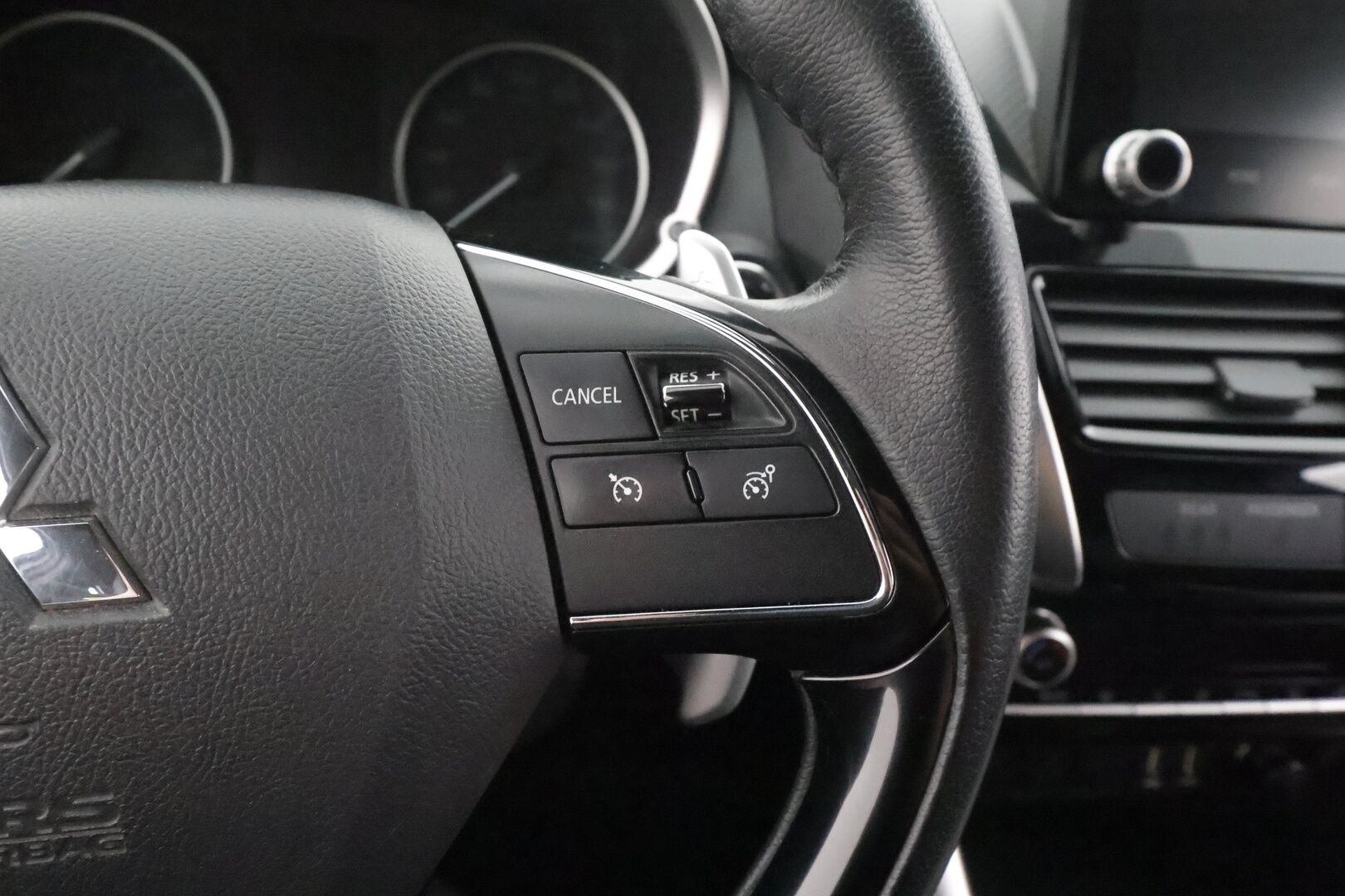 Mitsubishi Eclipse Cross 2023 2.4 PHEV Invite Plus 4WD - | LED | Koukku | Sähköpenkki | Nahka-Alcantara | P.kamera | Kaistavahti | Keyless | 2x renkaat aluin | 1-om suomiauto | 2x kaapelit | ALV | 
