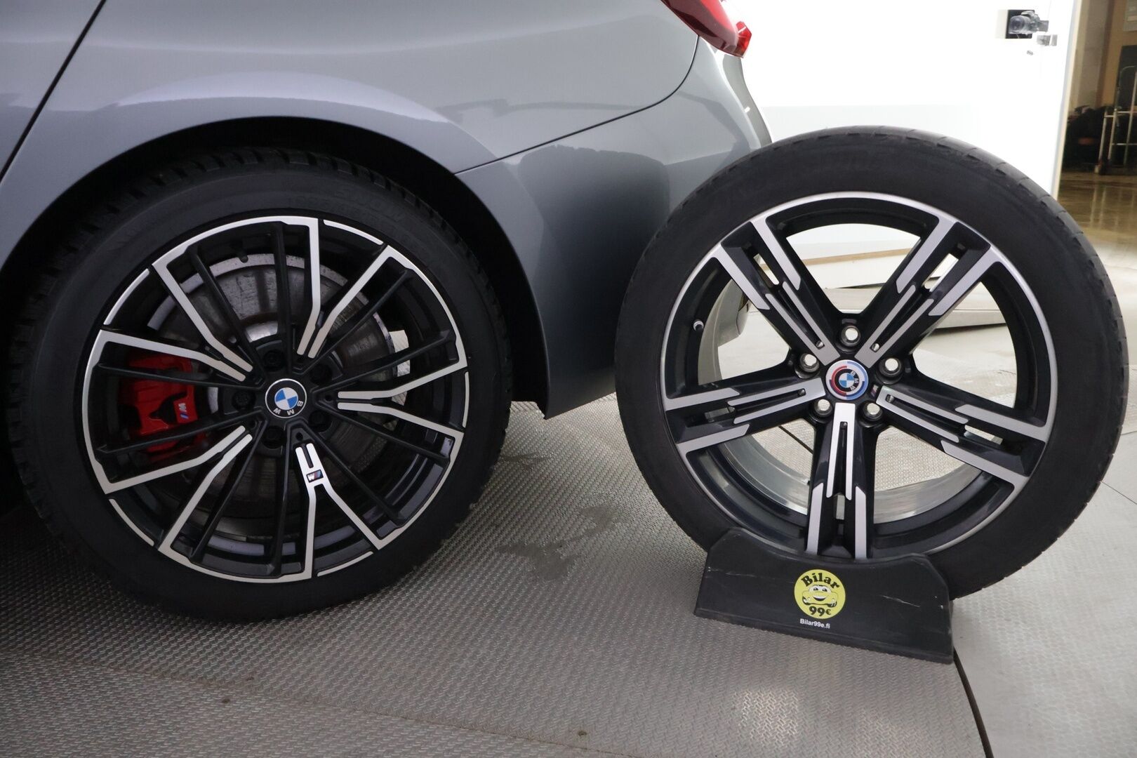 BMW 330 2023 G21 xDrive A Charged Edition M-Sport Pro *ACC / HUD / Adapt.LED / H&K / P.kamera / Sporttipenkit / Facelift / Koukku* - Kahdet renkaat aluvanteilla / Merkkihuollettu / Akku kuntotarkastettu SOH 93,6% 