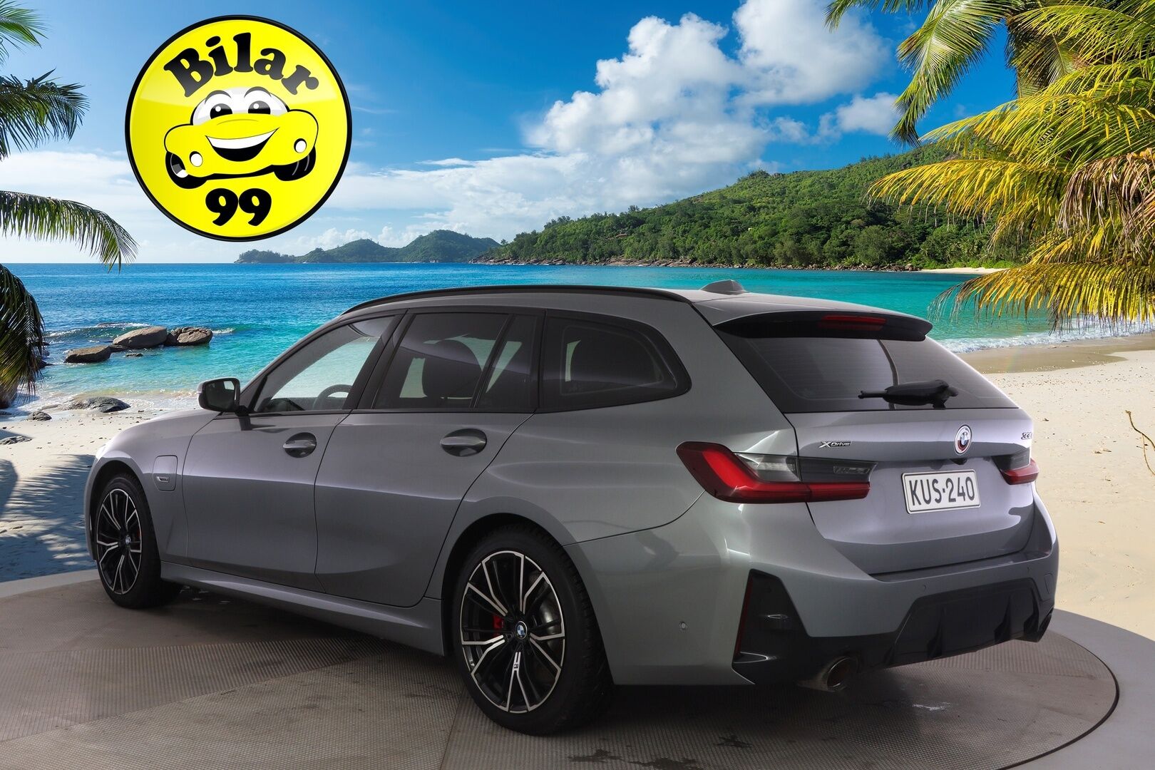 BMW 330 2023 G21 xDrive A Charged Edition M-Sport Pro *ACC / HUD / Adapt.LED / H&K / P.kamera / Sporttipenkit / Facelift / Koukku* - Kahdet renkaat aluvanteilla / Merkkihuollettu / Akku kuntotarkastettu SOH 93,6% 